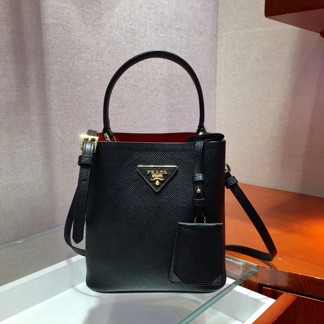 💰1700🔆Exclusive first release🔆1BA217 mini size💋Original item🤙🤙Made of imported Saffiano leather material, removable shoulder strap, leather nameplate and metal logo complement each other. Leather-covered central pocket with magnetic buckle. Saffiano leather triangle logo. Contrast color nappa leather lining. This Double handbag has an elegant style, eye-catching and unique. It is also a popular style🙋🏻🙋🏻Length 17x Height 18X Bottom 10.5cm