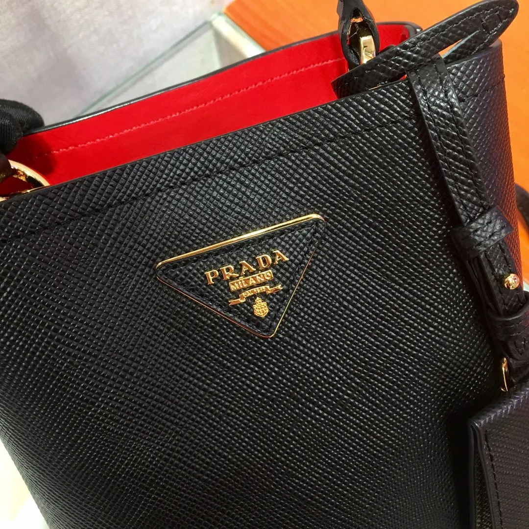 💰1700🔆Exclusive first release🔆1BA217 mini size💋Original item🤙🤙Made of imported Saffiano leather material, removable shoulder strap, leather nameplate and metal logo complement each other. Leather-covered central pocket with magnetic buckle. Saffiano leather triangle logo. Contrast color nappa leather lining. This Double handbag has an elegant style, eye-catching and unique. It is also a popular style🙋🏻🙋🏻Length 17x Height 18X Bottom 10.5cm