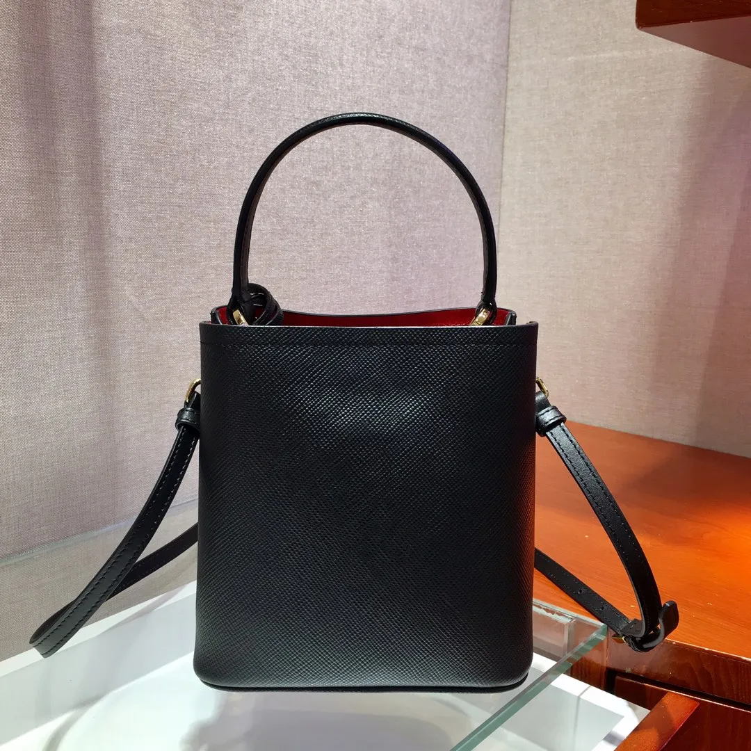 💰1700🔆Exclusive first release🔆1BA217 mini size💋Original item🤙🤙Made of imported Saffiano leather material, removable shoulder strap, leather nameplate and metal logo complement each other. Leather-covered central pocket with magnetic buckle. Saffiano leather triangle logo. Contrast color nappa leather lining. This Double handbag has an elegant style, eye-catching and unique. It is also a popular style🙋🏻🙋🏻Length 17x Height 18X Bottom 10.5cm