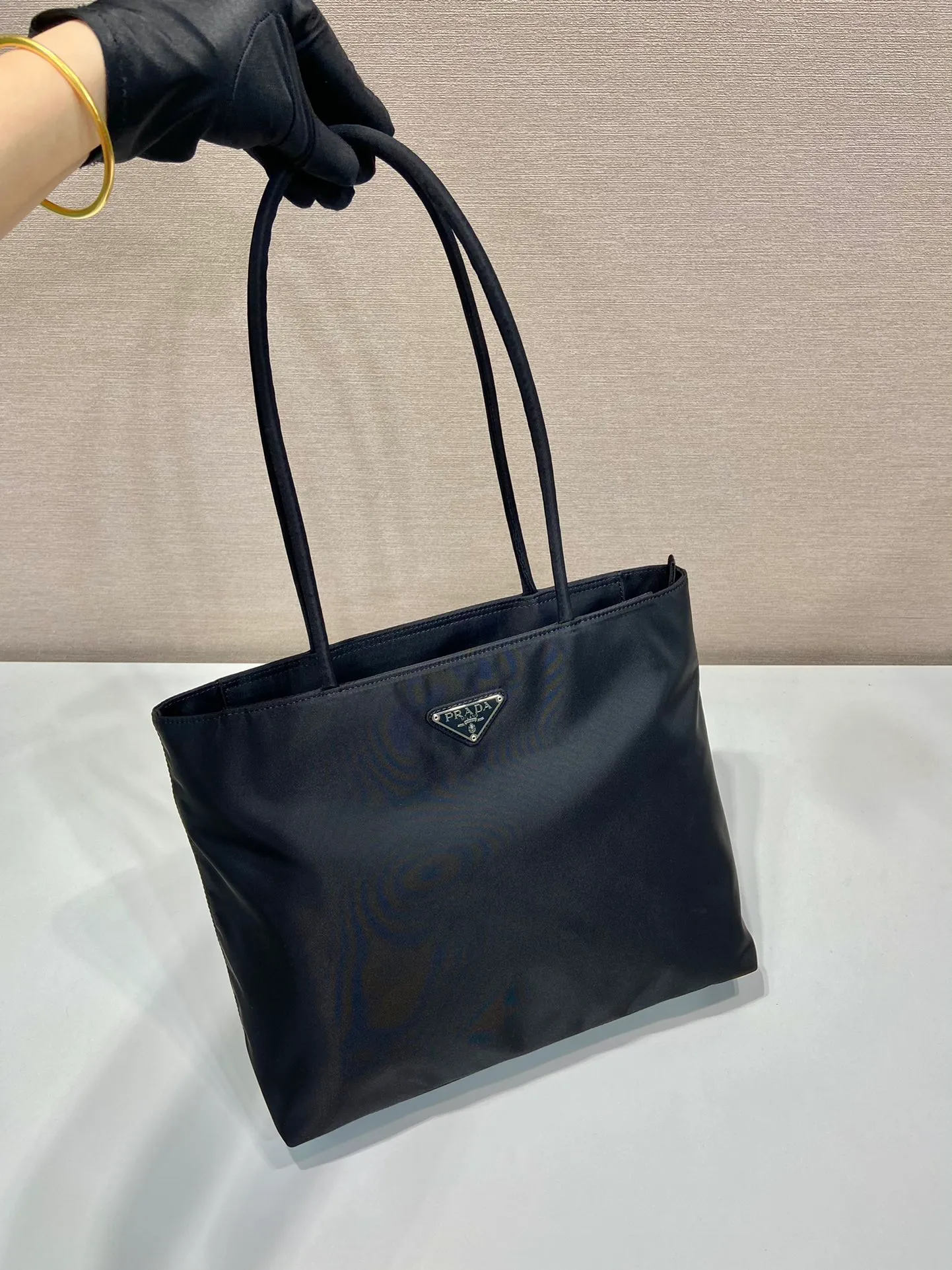 💰840🎉New tote bag🎉B6245 medium size🎉 This retro tote bag is made of imported nylon fabric, with the iconic triangle logo👏The design is simple and fashionable😘Large space capacity👍Very practical👍Retro fashion combined, so beautiful🎉🎉Another shopping bag that will never go out of style, if you like babies, hurry up and get it Length 30x height 27x base 9cm🎉🎉🎉👏👏👏
