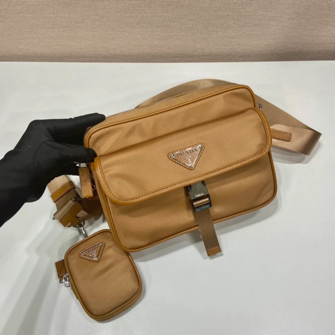 💰1020🎉New messenger bag🎉2VH133B🎉🎉New color This crossbody bag is made of imported nylon fabric, top-grade hardware🎉🎉Detachable adjustable nylon strap and leather shoulder strap, with detachable pouch, flip-top coated with enamel metal triangle logo Zipper closure, external pockets, with flaps and side buckles, recycled nylon lining, lightweight and practical, and a timeless and popular style🎉🎉worth owning🎉🎉 Length 22x Height 16x Bottom 5cm