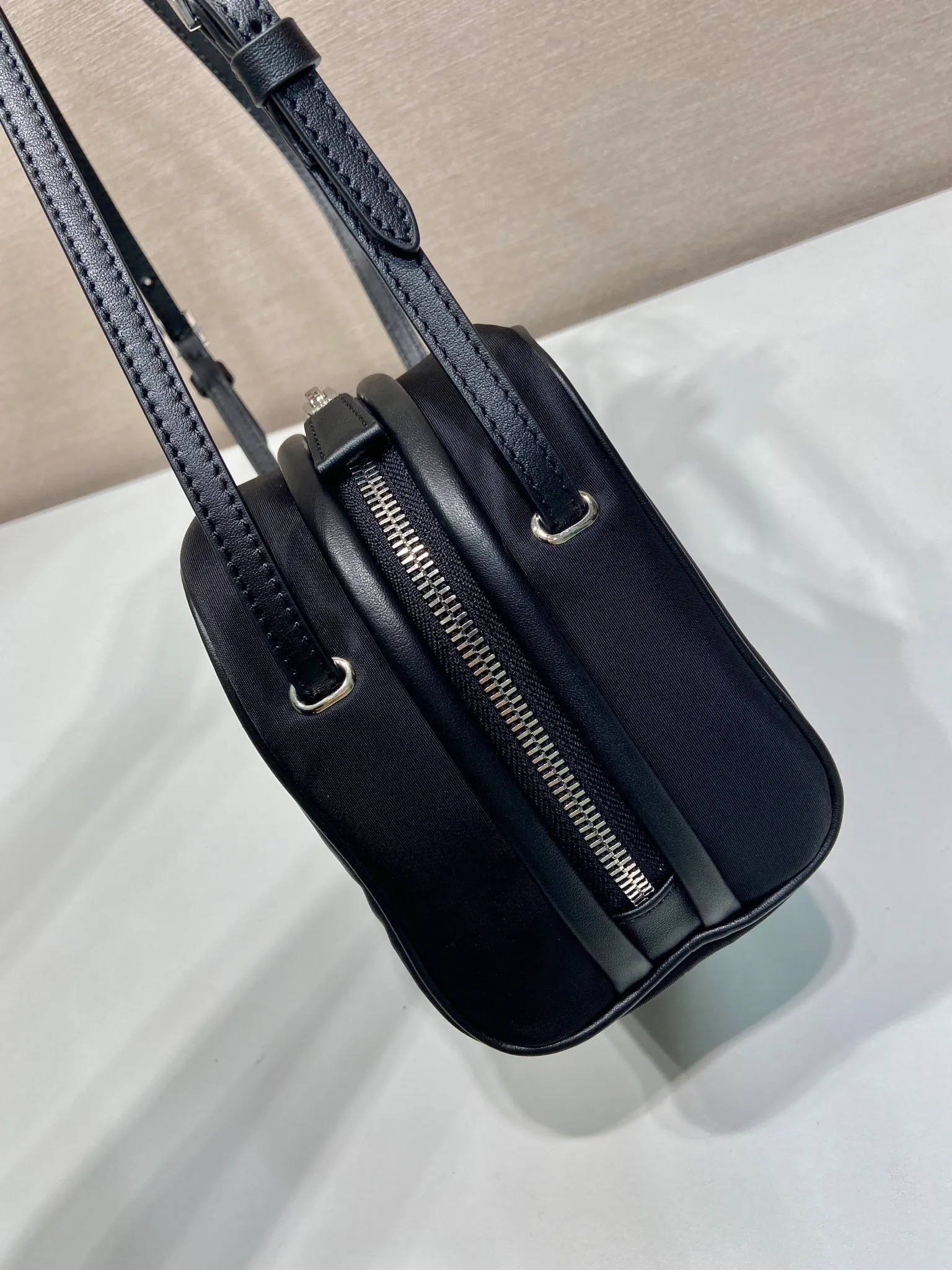 💰1020🎉New catwalk style🎉1BC248🎉🎉 This catwalk style cleverly combines classic and modern elements. Made of imported nylon fabric and imported calfskin. The bag mouth is designed with calfskin edging, which looks particularly fashionable, the zipper opening and closing design is more practical, and the letter emblem decoration is unique. It has a large capacity and is a popular style that will never go out of style🎉🎉 Length 15cm Height 14cmx Bottom 11cm🎉🎉🎉💰💰💰