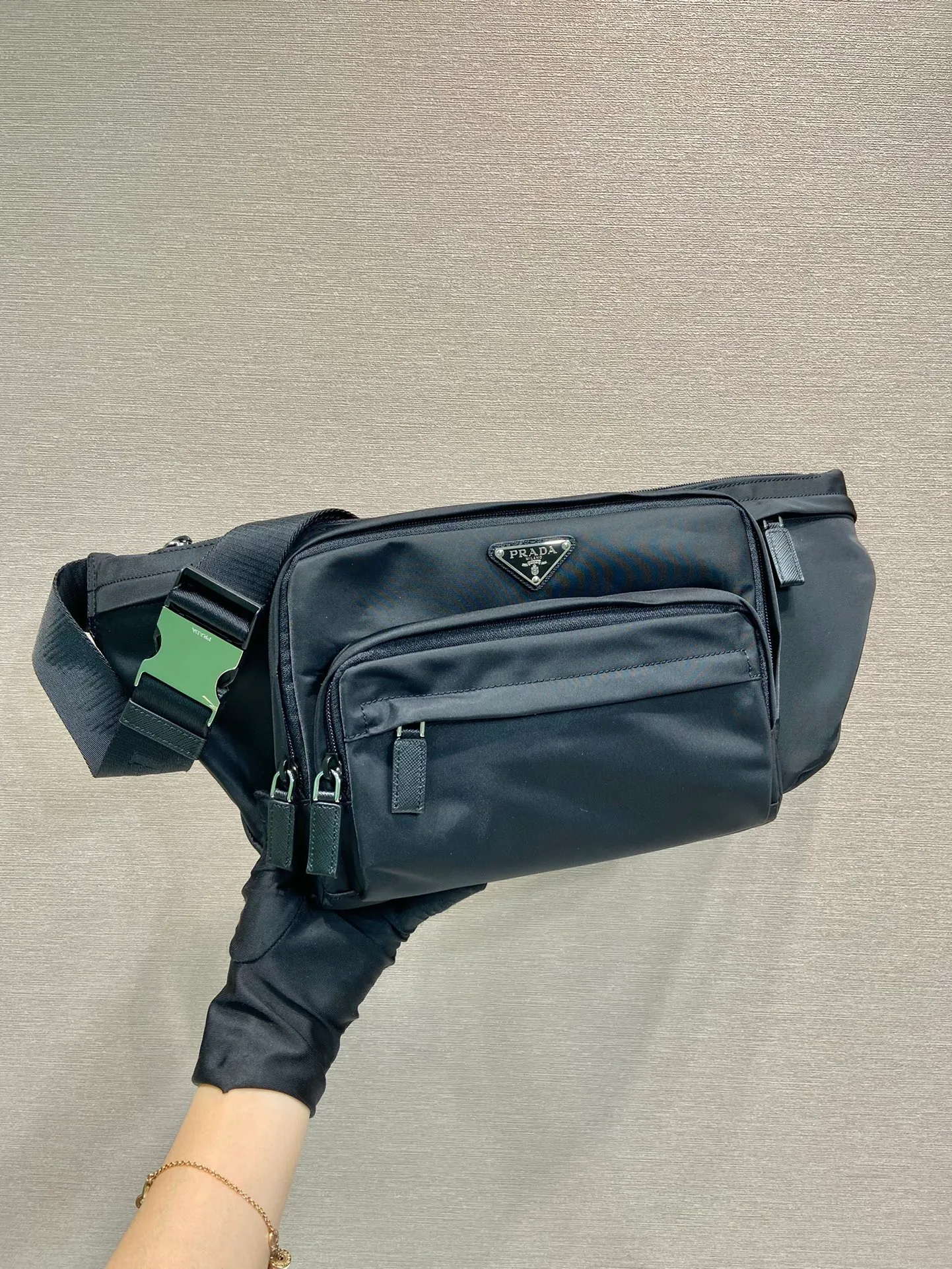 💰920🎉Classic waist bag🎉2VL003 chest bag/waist bag🎉 This classic men's chest bag is made of imported nylon fabric. The adjustable woven nylon shoulder strap with side release buckles highlights functionality, and the front pockets and zipped compartments on both sides are featured. There are many compartments, and there are two ways to carry the chest bag/waist bag. It is very practical👏👏It is simple and elegant, and the upper body effect is very cool😎If you like it, baby, hurry up and get it🎉🎉 Length 34x height 19x bottom 6cm