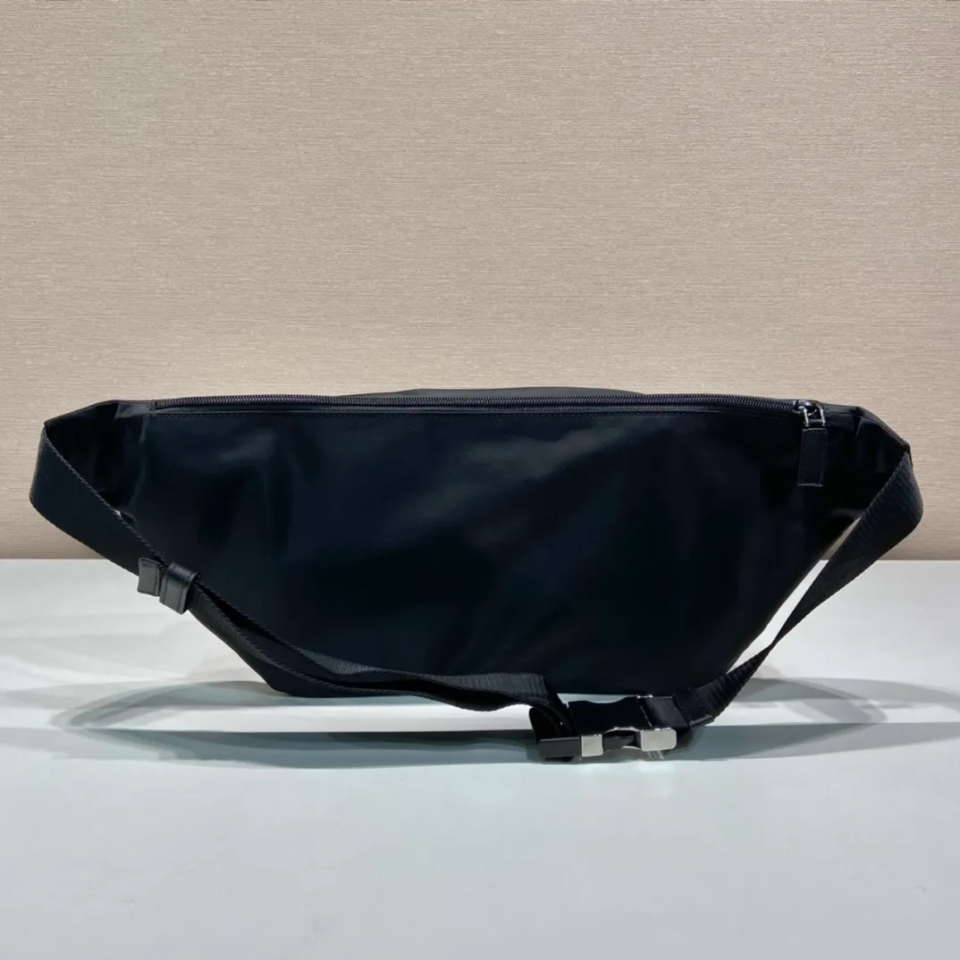 💰920🎉Classic waist bag🎉2VL003 chest bag/waist bag🎉 This classic men's chest bag is made of imported nylon fabric. The adjustable woven nylon shoulder strap with side release buckles highlights functionality, and the front pockets and zipped compartments on both sides are featured. There are many compartments, and there are two ways to carry the chest bag/waist bag. It is very practical👏👏It is simple and elegant, and the upper body effect is very cool😎If you like it, baby, hurry up and get it🎉🎉 Length 34x height 19x bottom 6cm