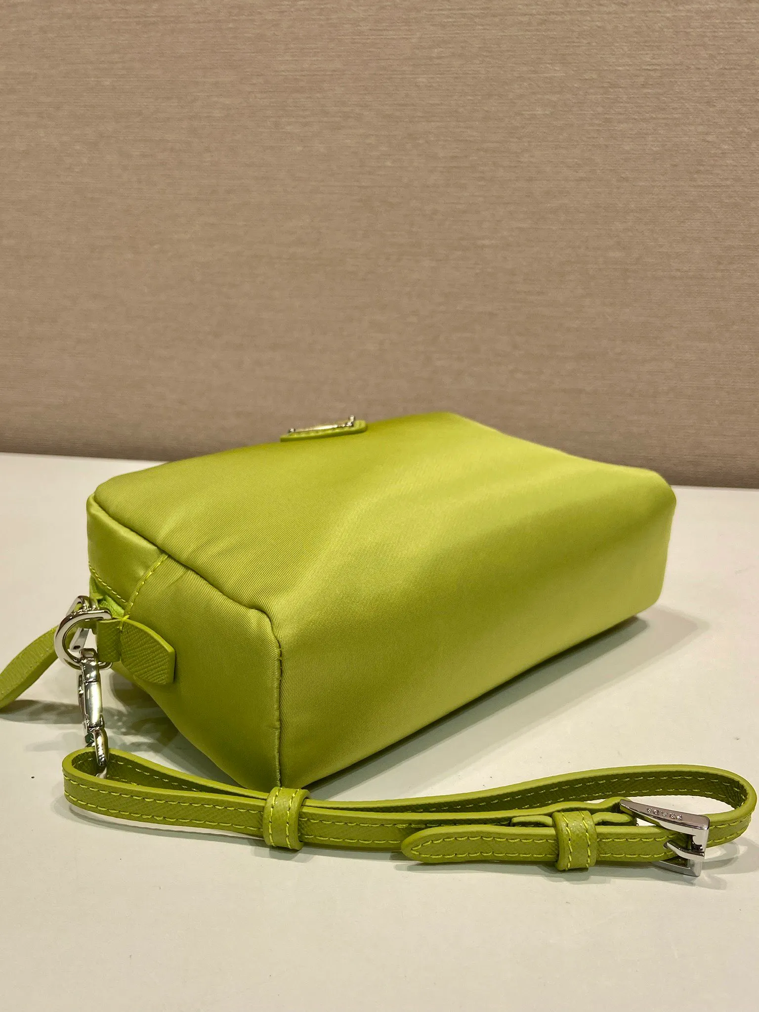 💰520🎉New clutch bag🎉1NS021 large size🎉🎉 This clutch bag is made of imported innovative Re-Nylon recycled nylon fabric. The iconic triangular logo in enameled metal accents the clean lines. The bag opens to reveal a zippered inner pocket. Detachable leather wristband, large capacity, no problem with daily essentials for going out😘😘The large handbag you have been dreaming about has arrived, babies, hurry up and get it🎉🎉 Length 17x Height 11x Bottom 5.5cm🎉🎉🎉😘😘😘
