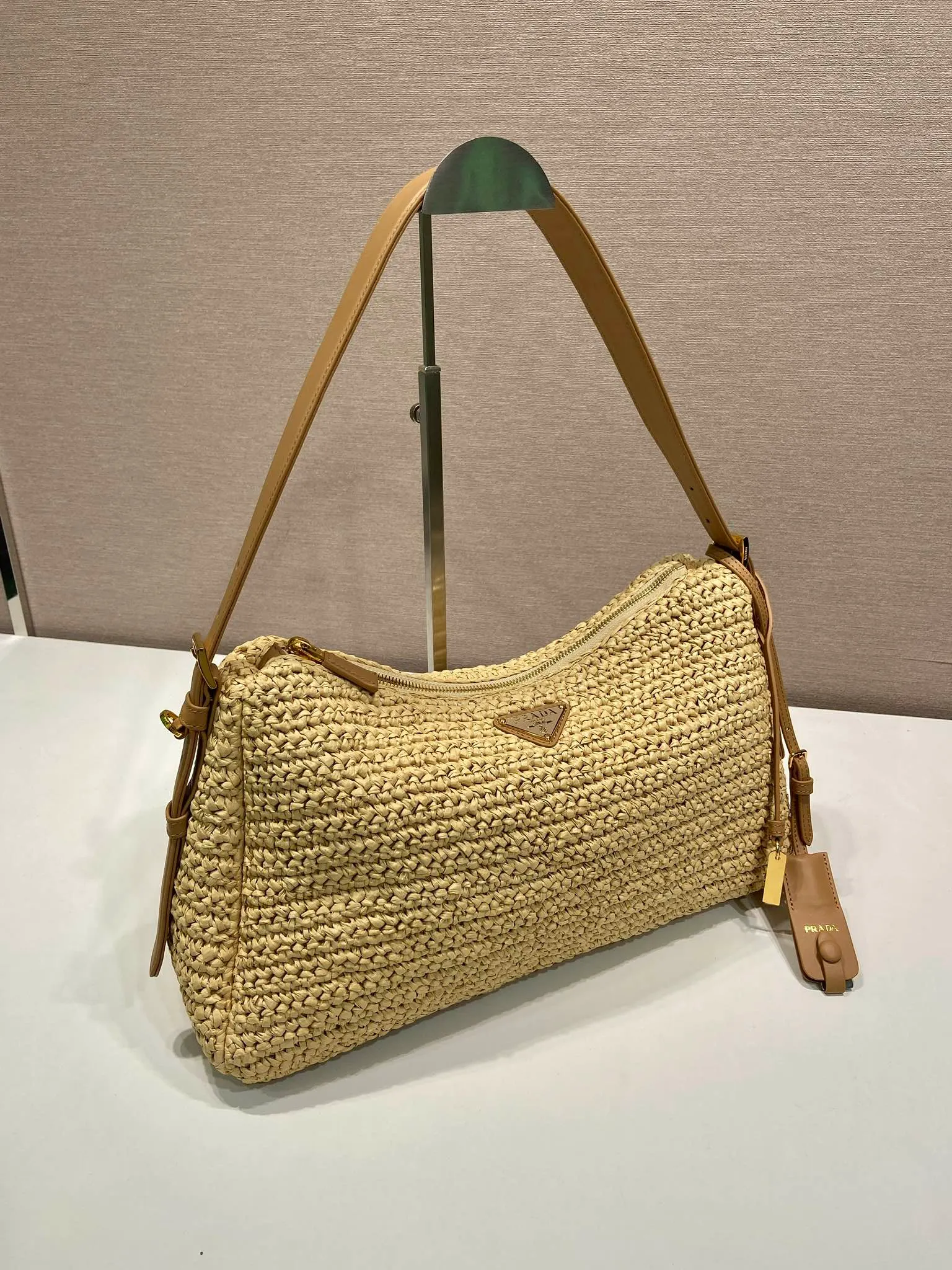 💰1600🎉New weaving🎉1BC246 large🎉🎉 This shoulder bag is uniquely integrated with hand-woven weaving and exquisite leather details, reinterpreting the feminine silhouette of the P Aimée handbag. Textures and materials achieve a harmonious balance, sublimating the ever-changing modern shape, and the classic metal triangle logo is the finishing touch. Adjustable leather handles, removable leather handbag accessories, large capacity space, very stylish upper body effect, a must-have for summer, get it now🎉🎉 Length 37x Height 23 bottom 10cm🎉🎉🎉💰💰💰