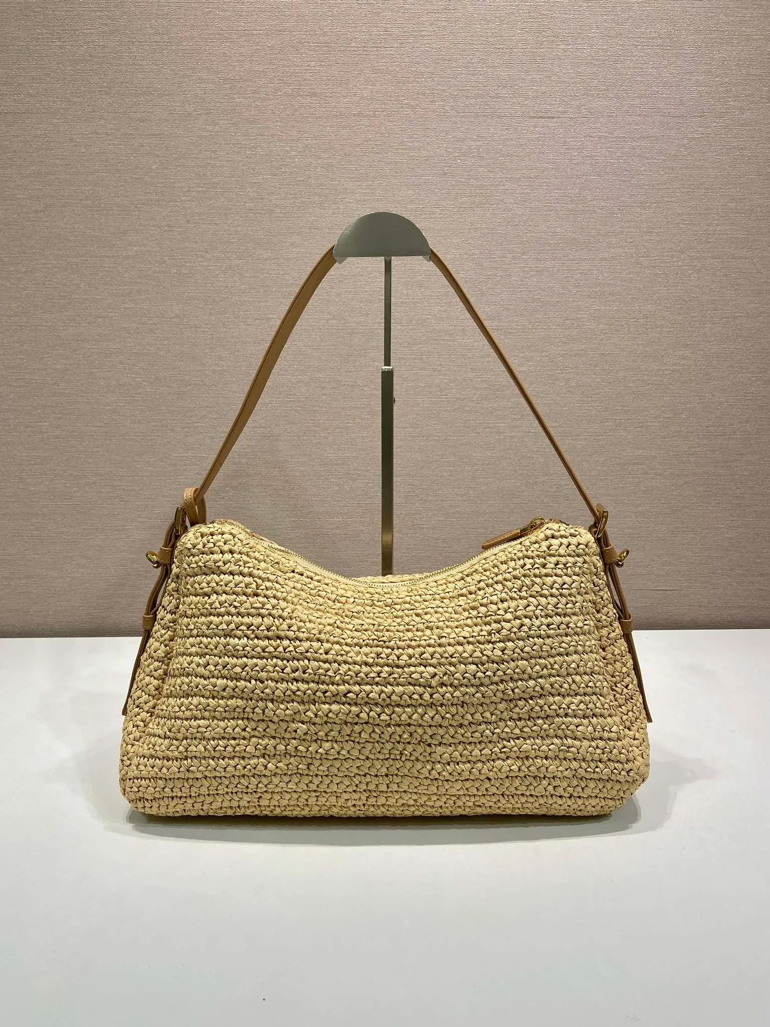 💰1600🎉New weaving🎉1BC246 large🎉🎉 This shoulder bag is uniquely integrated with hand-woven weaving and exquisite leather details, reinterpreting the feminine silhouette of the P Aimée handbag. Textures and materials achieve a harmonious balance, sublimating the ever-changing modern shape, and the classic metal triangle logo is the finishing touch. Adjustable leather handles, removable leather handbag accessories, large capacity space, very stylish upper body effect, a must-have for summer, get it now🎉🎉 Length 37x Height 23 bottom 10cm🎉🎉🎉💰💰💰