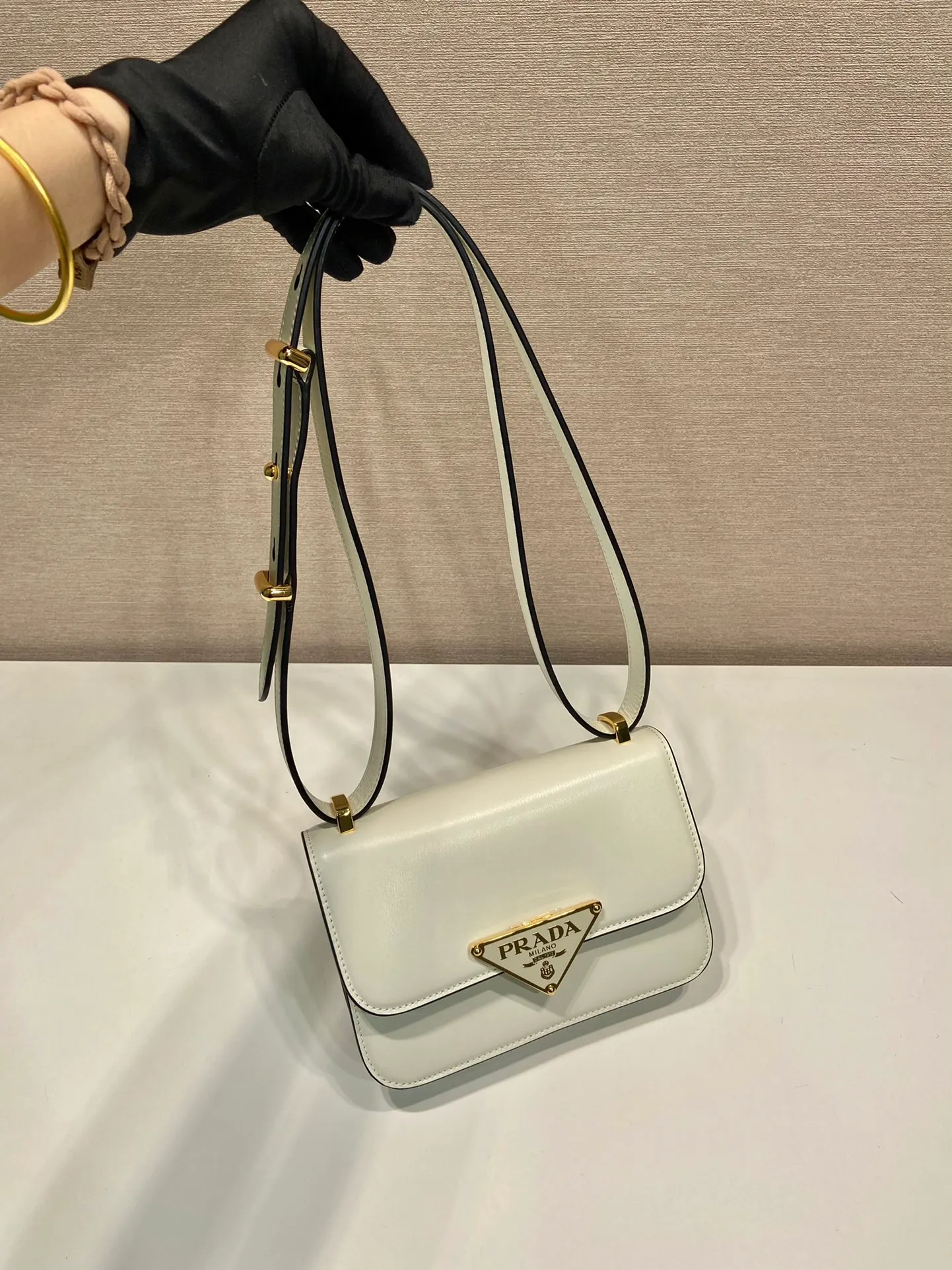 💰1520🎉New messenger bag🎉1BD340🎉🎉 This shoulder bag is made of oiled cowhide. The corner design gives the bag a modern style, the adjustable leather handle can be worn on the shoulder or cross-body, and the enameled metal triangular logo flap is decorated with a snap lock. Full of high-end feel, the top of your back instantly transforms into a girly girl, with large capacity and space. Fashionable and practical, get it now🎉👏 Length 20x Height 13.5x Bottom 5.5cm👏👏👏🎉🎉🎉