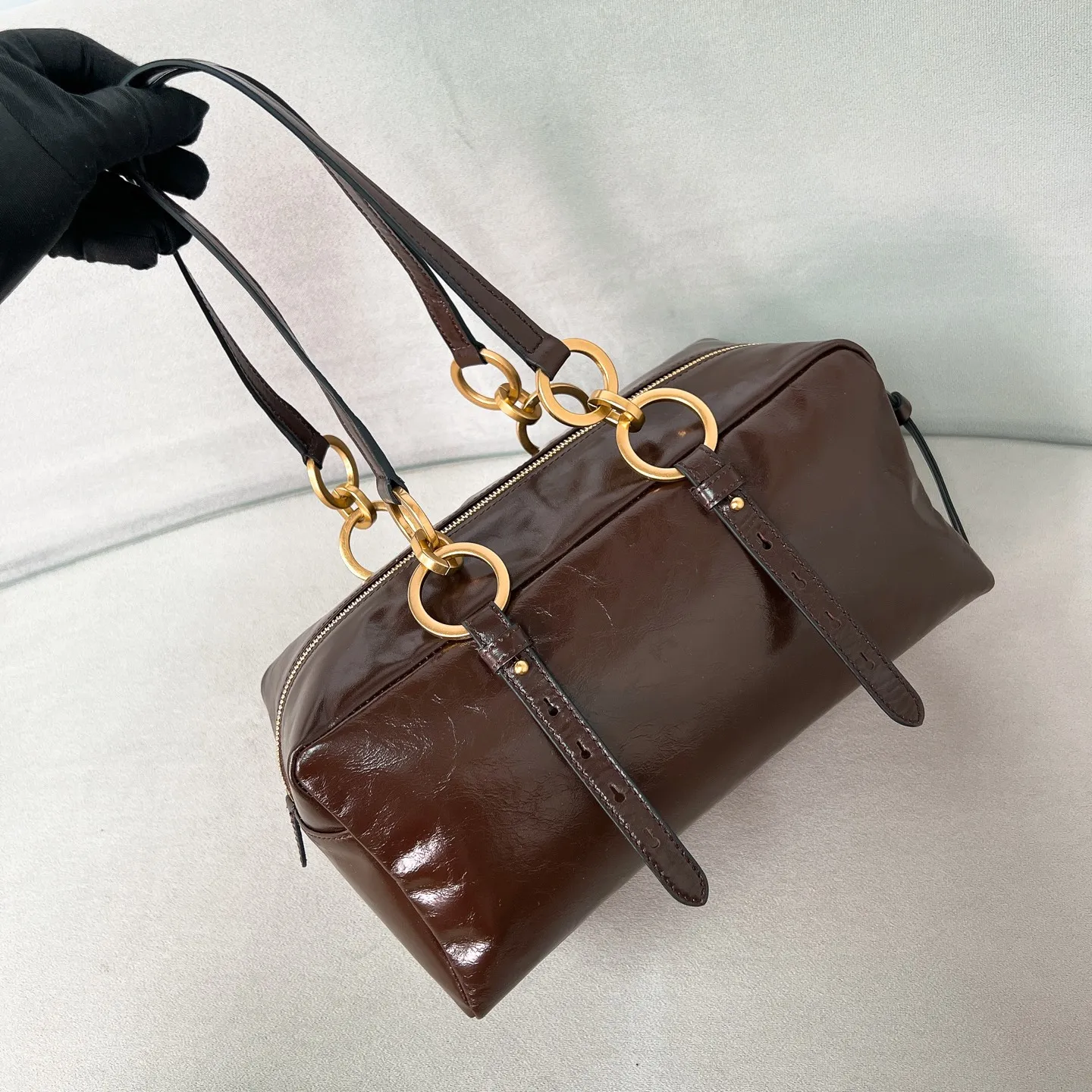 💰1700✨New first release✨2025 new oil wax leather Dangel handbag 1BB138 The latest popular oil wax leather handbag. Retro oil wax leather with gold hardware. Iconic gold letter logo. Comes with a long wrist strap. It can be carried on one shoulder or in the hand. The fashionable feeling is directly full. The design is casual, simple, exquisite and practical. A retro style bag is suitable for daily travel. The upper body is really cool and retro➕fashionable and immediate. Size 30*14*13.5