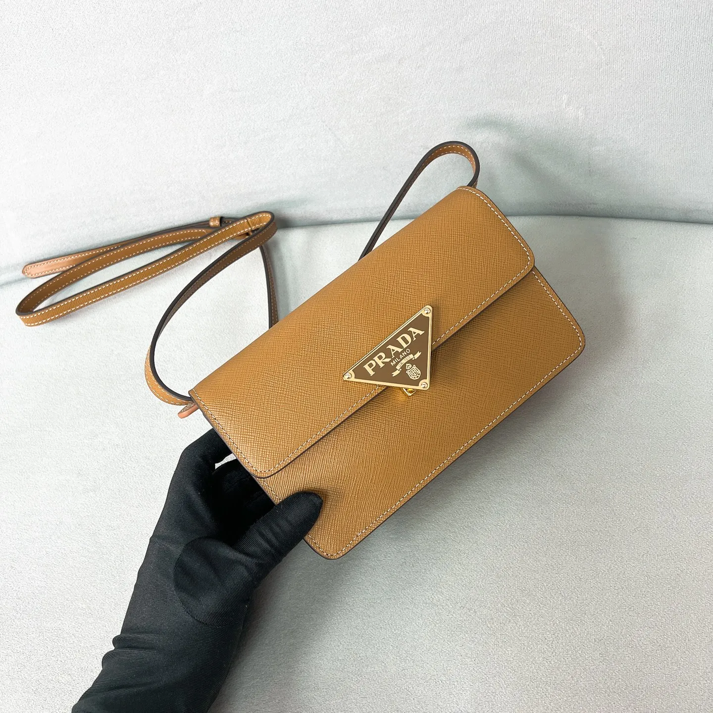 💰1260✨New product debut✨The new series of shoulder bags 1BD386 is made of classic cross-grain cowhide and calfskin. It is decorated with a unique lock buckle with the iconic triangle logo. The overall style of the bag is simple and elegant. The golden metal hardware gives a retro color. Fashion and retro style are combined. The interior double compartment capacity is also great. It is equipped with a card slot. The wide shoulder strap design makes the upper body very stylish~ A new fashion trend-setter that combines retro fashion and practicality😘 Size 19.5*11.5*5