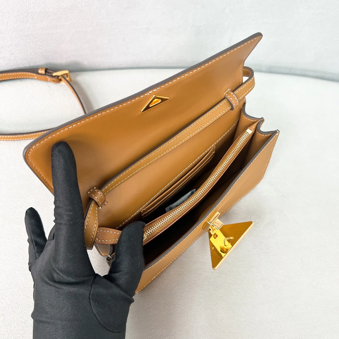💰1260✨New product debut✨The new series of shoulder bags 1BD386 is made of classic cross-grain cowhide and calfskin. It is decorated with a unique lock buckle with the iconic triangle logo. The overall style of the bag is simple and elegant. The golden metal hardware gives a retro color. Fashion and retro style are combined. The interior double compartment capacity is also great. It is equipped with a card slot. The wide shoulder strap design makes the upper body very stylish~ A new fashion trend-setter that combines retro fashion and practicality😘 Size 19.5*11.5*5
