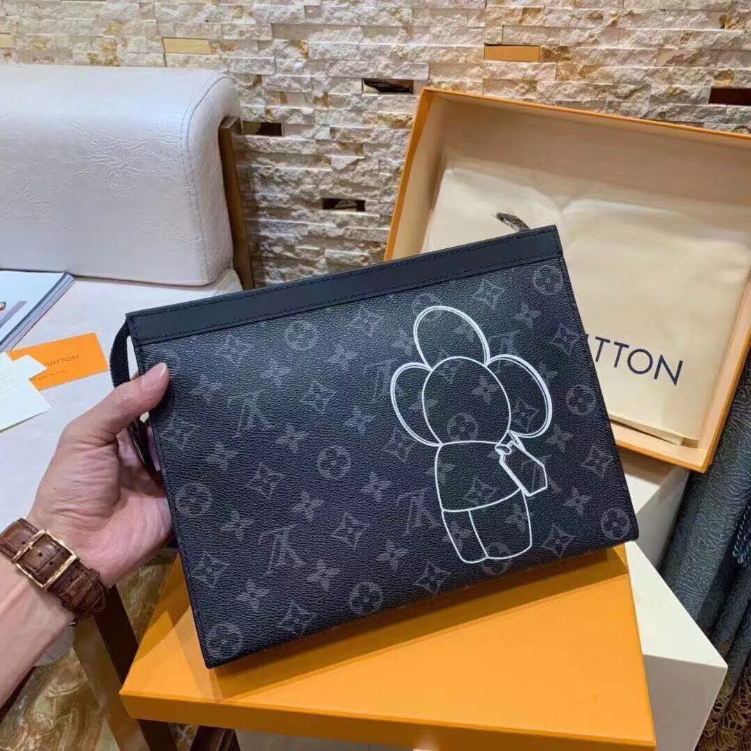 P¥320👉nfc163C01 dynamic chip version👈🎏【Top original order, all steel hardware】Clutch bag✈️M61690 Sunflower😎European same style🈲Made of elegant DaMeier Ebene Classic black plaid material🈲The interior is made of unique customized foam fabric that is wear-resistant, dirt-resistant and washable👍💎Original hardware chain🎩Both fashion and practicality👿The bag body is soft and comfortable🔜The interior is equipped with slip pockets🎩Large capacity to meet your daily needs💯Size 26.5-20-6CM, comes with gift box