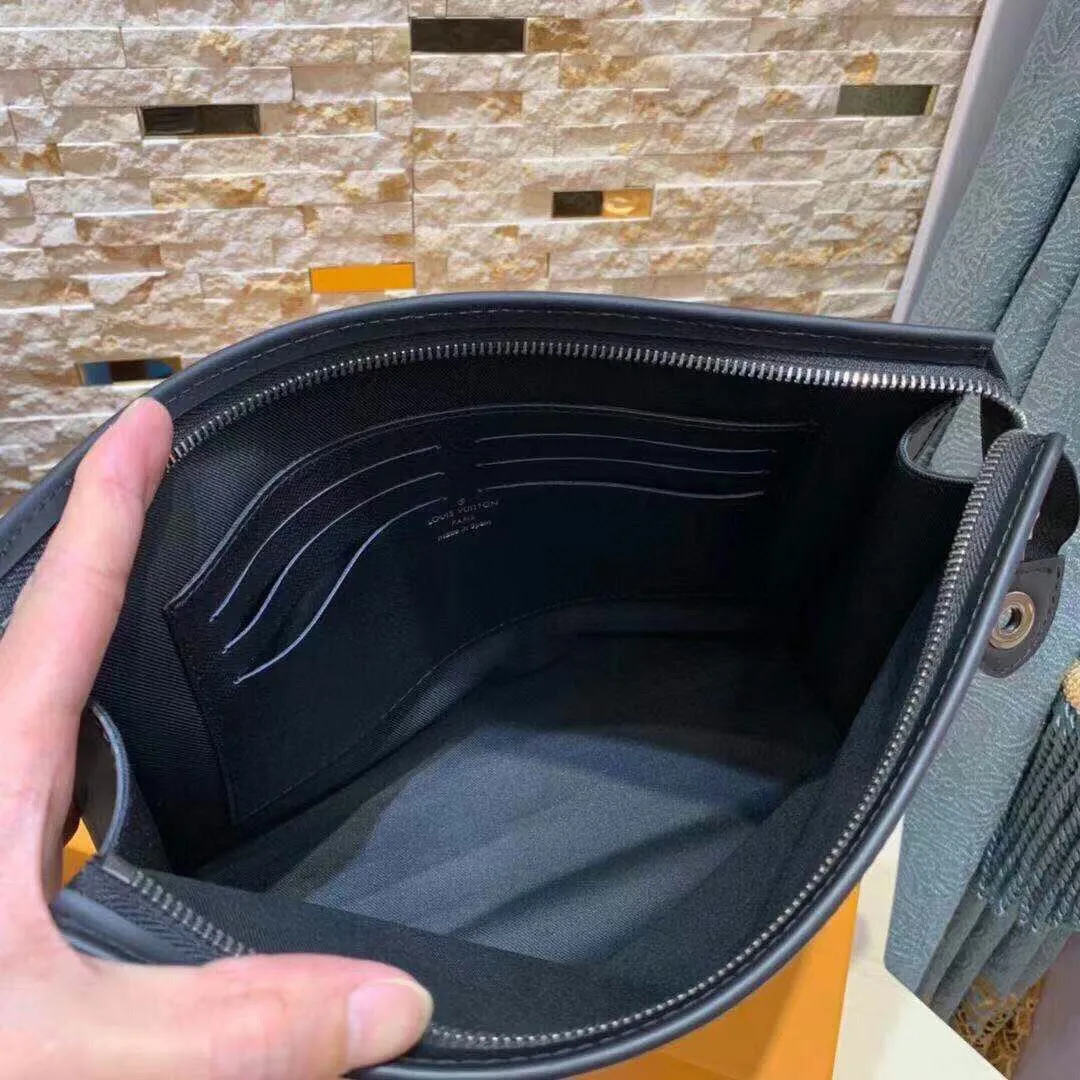 P¥320👉nfc163C01 dynamic chip version👈🎏【Top original order, all steel hardware】Clutch bag✈️M61690 Sunflower😎European same style🈲Made of elegant DaMeier Ebene Classic black plaid material🈲The interior is made of unique customized foam fabric that is wear-resistant, dirt-resistant and washable👍💎Original hardware chain🎩Both fashion and practicality👿The bag body is soft and comfortable🔜The interior is equipped with slip pockets🎩Large capacity to meet your daily needs💯Size 26.5-20-6CM, comes with gift box