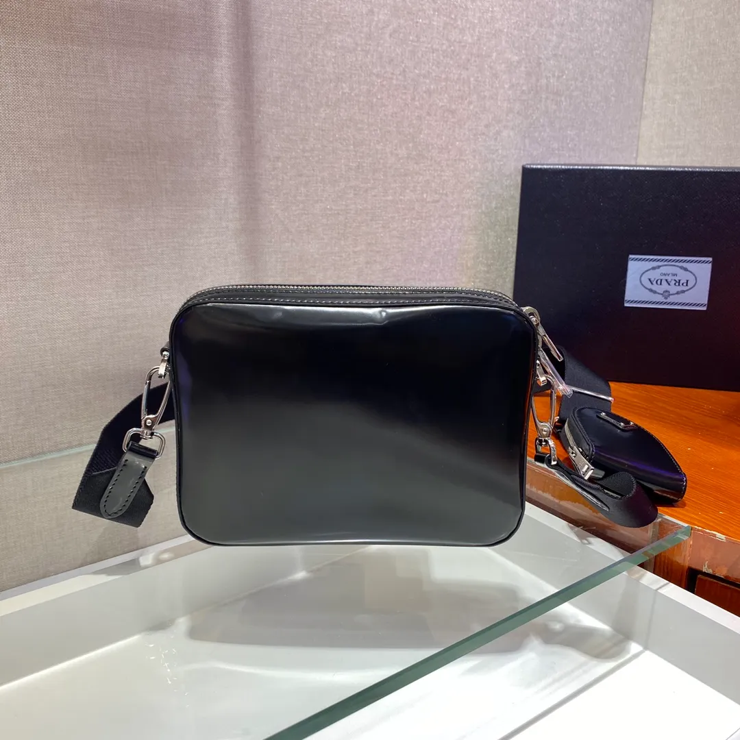 💰1320🎉New camera bag🎉1BH180 glossy cowhide🎉🎉 This shoulder bag is made of glossy leather. This vintage leather is a frequent fixture in the fashion world and has become the brand's signature material. The triangular logo designed by Mario Prada and decorated for the first time on luggage embellishes the front, highlighting the modern design, and the removable leather pouch is unique. Love it so much😘, simple and elegant😘 unisex model, this year’s most popular glossy series. Worth owning🎉🎉🎉👏👏👏 Length 19.5x Height 12.5x Bottom 4.5cm