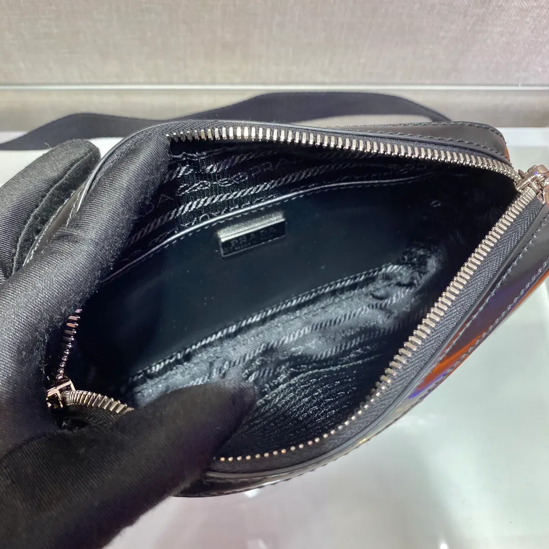 💰1320🎉New camera bag🎉1BH180 glossy cowhide🎉🎉 This shoulder bag is made of glossy leather. This vintage leather is a frequent fixture in the fashion world and has become the brand's signature material. The triangular logo designed by Mario Prada and decorated for the first time on luggage embellishes the front, highlighting the modern design, and the removable leather pouch is unique. Love it so much😘, simple and elegant😘 unisex model, this year’s most popular glossy series. Worth owning🎉🎉🎉👏👏👏 Length 19.5x Height 12.5x Bottom 4.5cm