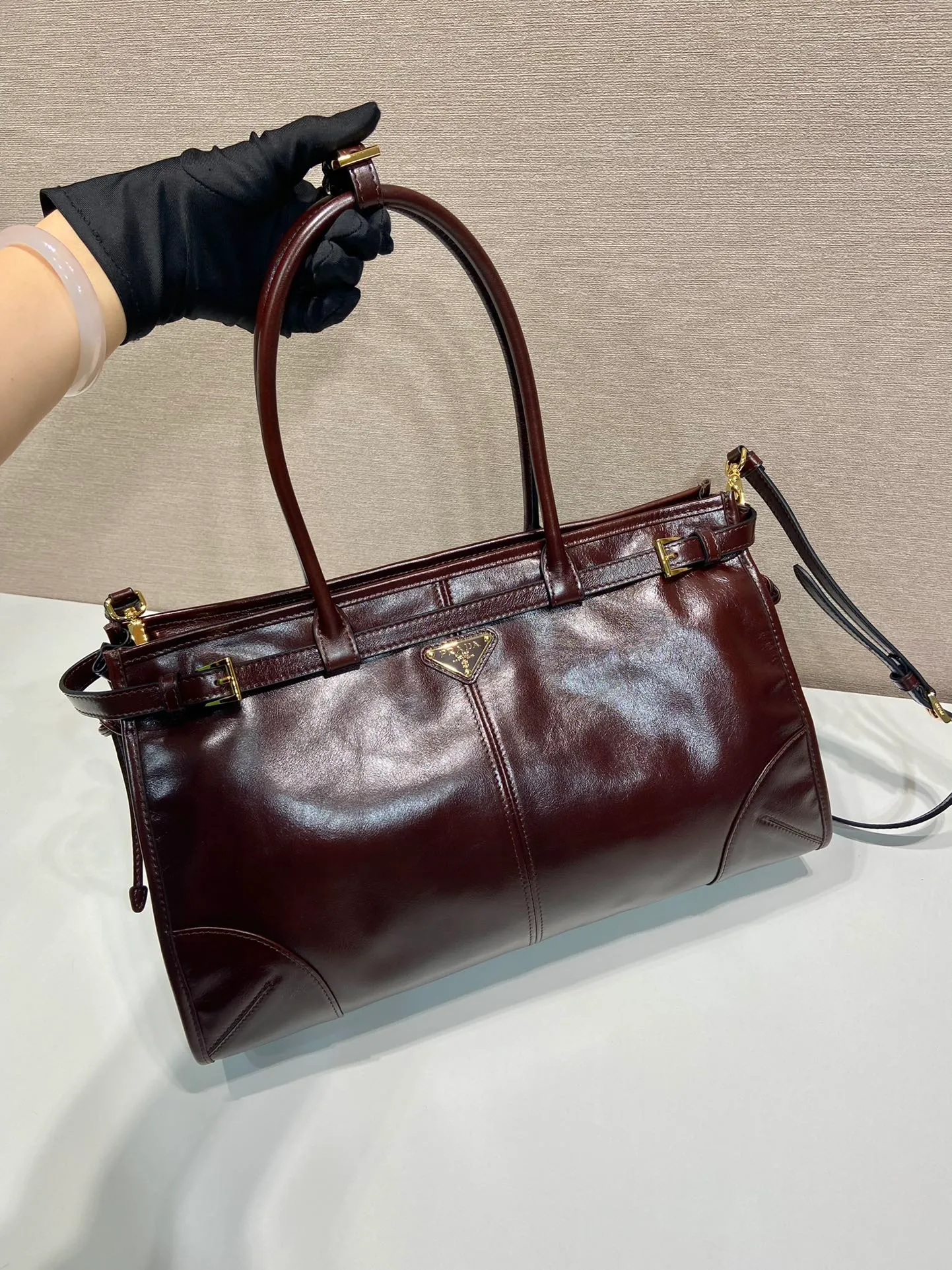 💰2040🎉LusSolf oil wax leather🎉1BA433 large size🎉🎉 This portable crossbody bag is made of imported oil wax leather. The shiny color exudes a classic atmosphere. It is equipped with a detachable and adjustable long shoulder strap, which is convenient for different occasions. It has a very large capacity and is easy to use. It is definitely a must-have for fashionistas. Hurry up and take this retro style handbag home! Length 38x Height 30x Bottom 12cm🎉🎉🎉👏👏👏