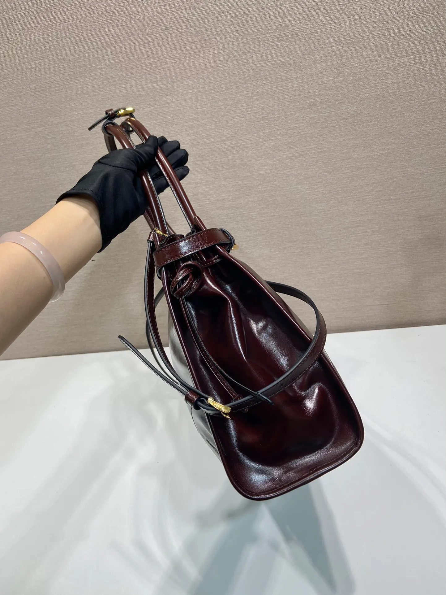 💰2040🎉LusSolf oil wax leather🎉1BA433 large size🎉🎉 This portable crossbody bag is made of imported oil wax leather. The shiny color exudes a classic atmosphere. It is equipped with a detachable and adjustable long shoulder strap, which is convenient for different occasions. It has a very large capacity and is easy to use. It is definitely a must-have for fashionistas. Hurry up and take this retro style handbag home! Length 38x Height 30x Bottom 12cm🎉🎉🎉👏👏👏