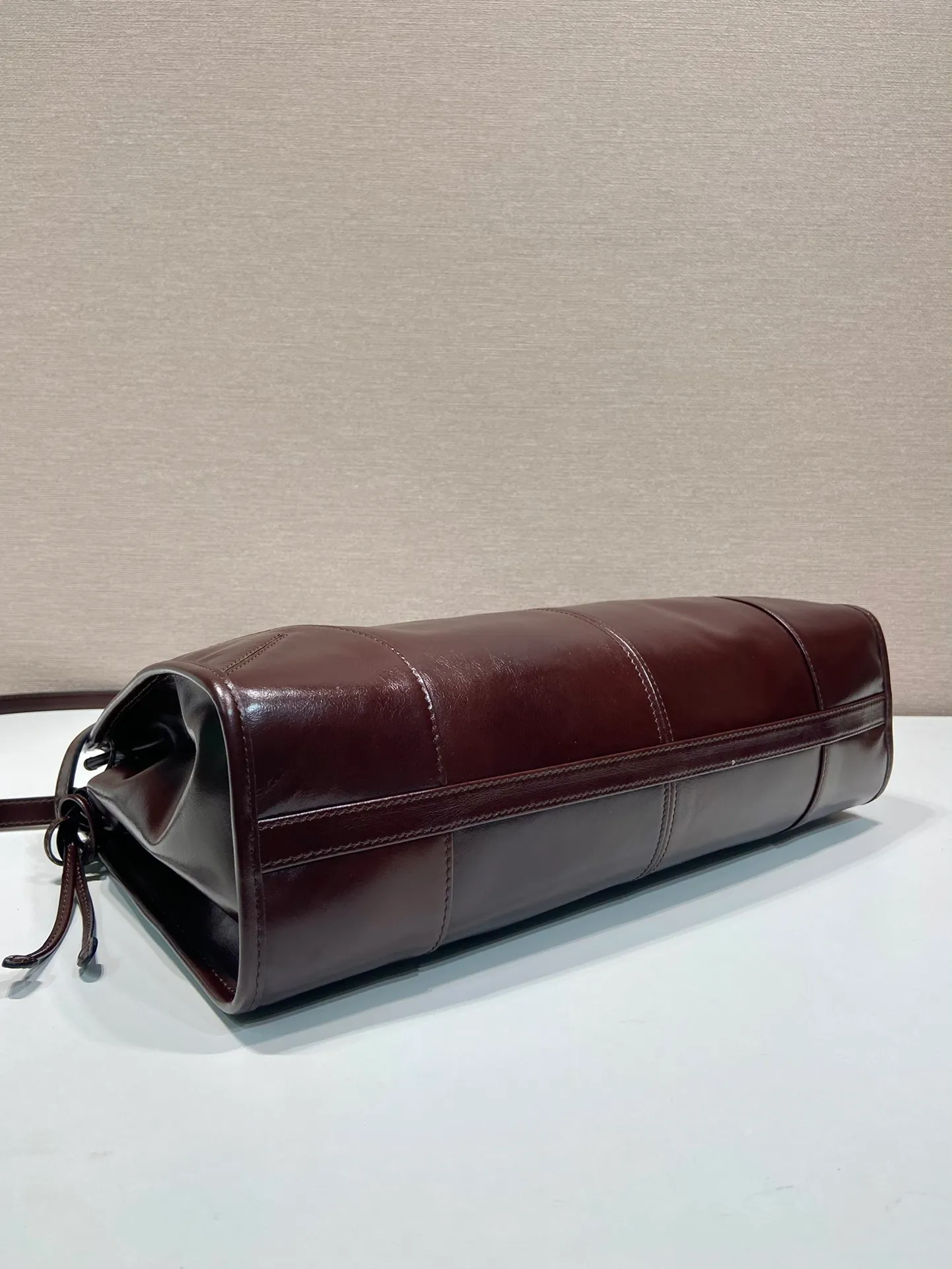💰2040🎉LusSolf oil wax leather🎉1BA433 large size🎉🎉 This portable crossbody bag is made of imported oil wax leather. The shiny color exudes a classic atmosphere. It is equipped with a detachable and adjustable long shoulder strap, which is convenient for different occasions. It has a very large capacity and is easy to use. It is definitely a must-have for fashionistas. Hurry up and take this retro style handbag home! Length 38x Height 30x Bottom 12cm🎉🎉🎉👏👏👏