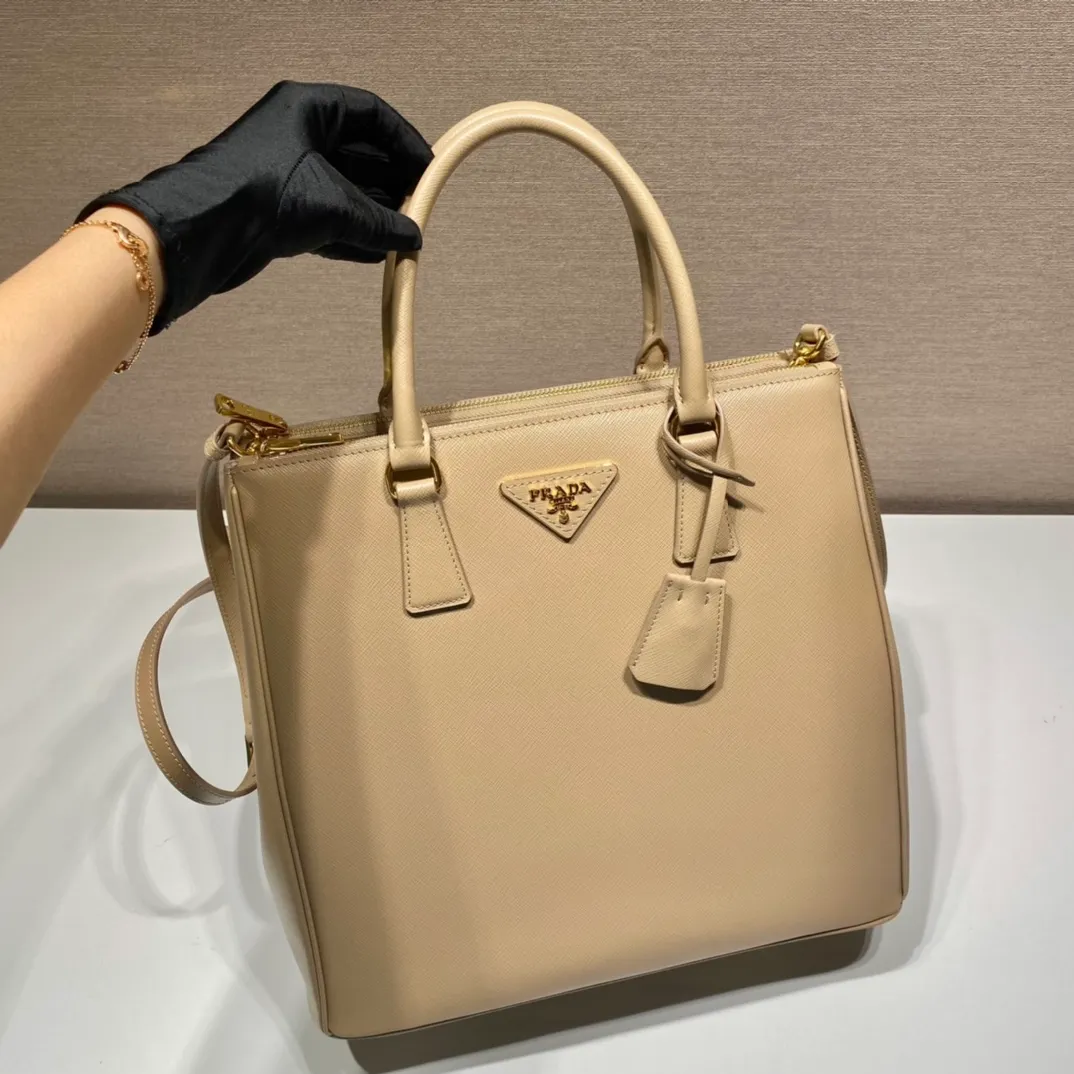 P2200🎉Tall killer bag🎉1BA304🎉🎉New style This 2021 tall killer bag design is another classic fresh taste and style😘😘Made of Saffiano leather, top brushed hardware👍It blends traditional and modern elements into a refined and simple design. Simple and elegant, the upper body effect is very good, it is a popular style that will never go out of style🎉🎉Hurry up and get it🎉🎉Length 33xH 31x15cm🎉🎉🎉💰💰💰