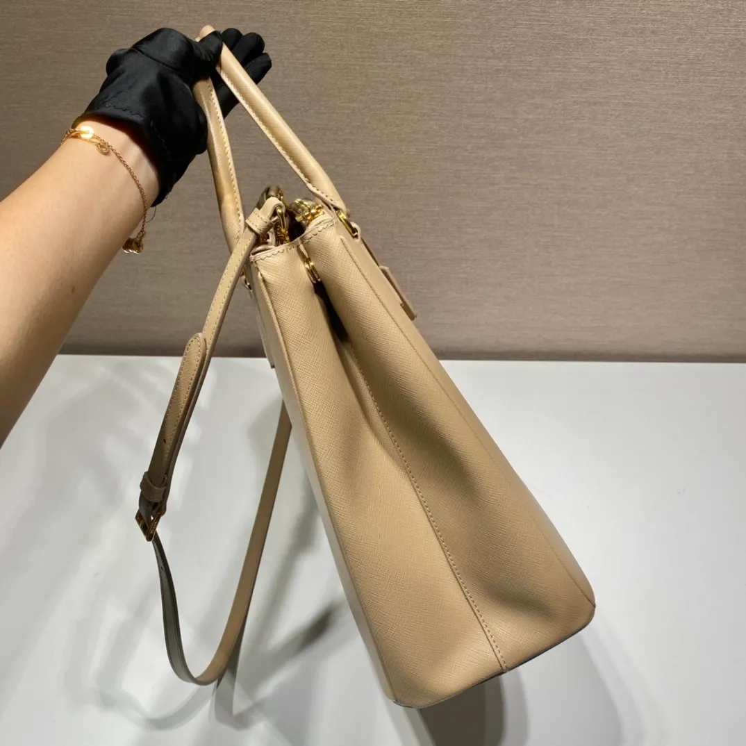 P2200🎉Tall killer bag🎉1BA304🎉🎉New style This 2021 tall killer bag design is another classic fresh taste and style😘😘Made of Saffiano leather, top brushed hardware👍It blends traditional and modern elements into a refined and simple design. Simple and elegant, the upper body effect is very good, it is a popular style that will never go out of style🎉🎉Hurry up and get it🎉🎉Length 33xH 31x15cm🎉🎉🎉💰💰💰