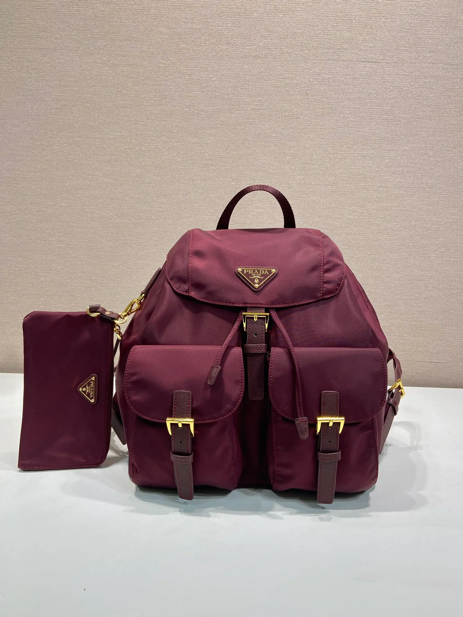 💰1160🎉New Backpack🎉1BZ811👍👍This nylon backpack is trimmed with exquisite Saffiano leather, a blend of multiple materials, and decorated with a triangular logo, highlighting fashionable elegance. It also comes with a detachable small handbag😘😘Light and practical, the upper body effect is super stylish, and it can be matched at will😘😘Fully upgraded nylon fabric👍👍Length 30x Height 32x Bottom 15cm👏👏👏💰💰💰