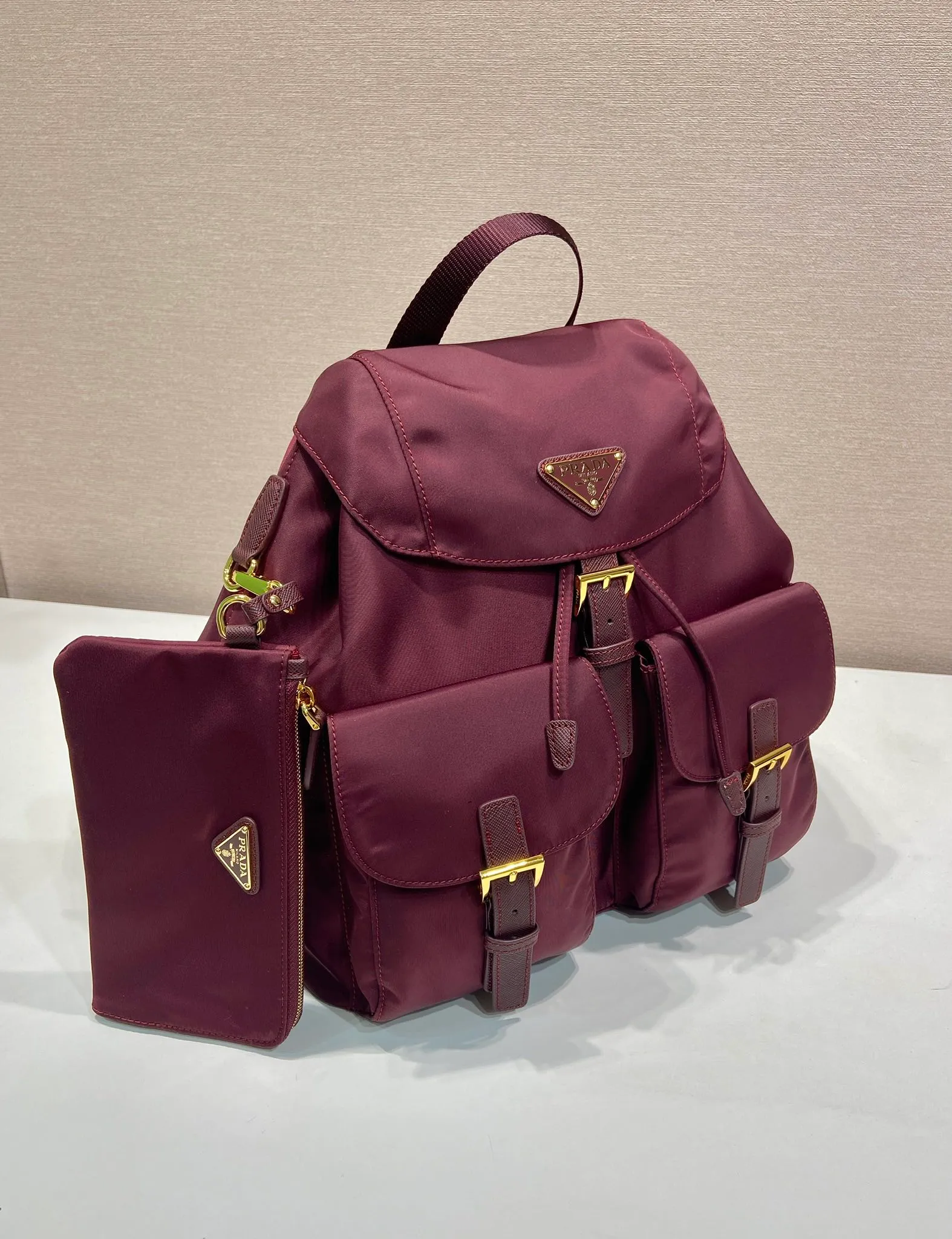 💰1160🎉New Backpack🎉1BZ811👍👍This nylon backpack is trimmed with exquisite Saffiano leather, a blend of multiple materials, and decorated with a triangular logo, highlighting fashionable elegance. It also comes with a detachable small handbag😘😘Light and practical, the upper body effect is super stylish, and it can be matched at will😘😘Fully upgraded nylon fabric👍👍Length 30x Height 32x Bottom 15cm👏👏👏💰💰💰