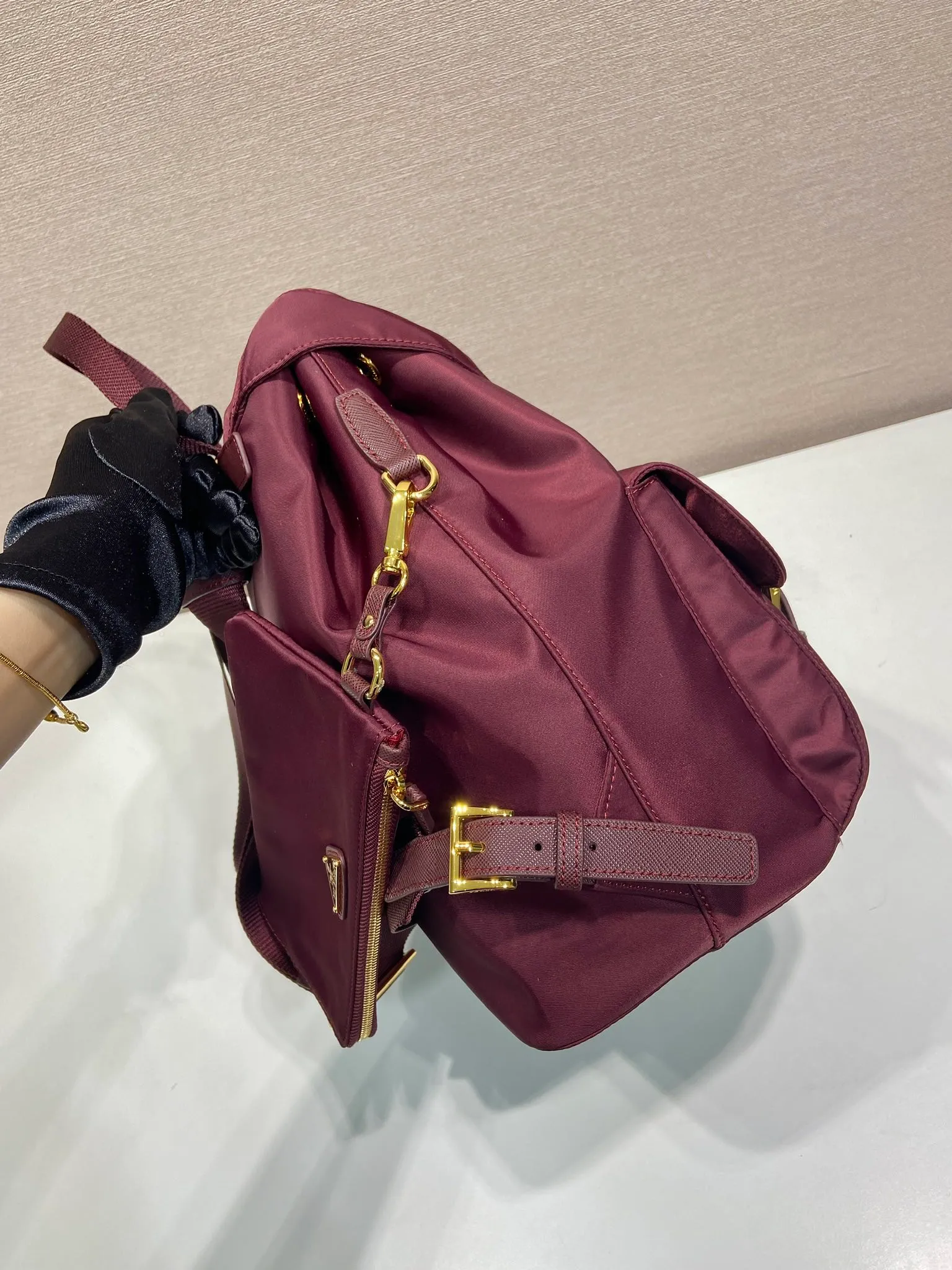 💰1160🎉New Backpack🎉1BZ811👍👍This nylon backpack is trimmed with exquisite Saffiano leather, a blend of multiple materials, and decorated with a triangular logo, highlighting fashionable elegance. It also comes with a detachable small handbag😘😘Light and practical, the upper body effect is super stylish, and it can be matched at will😘😘Fully upgraded nylon fabric👍👍Length 30x Height 32x Bottom 15cm👏👏👏💰💰💰