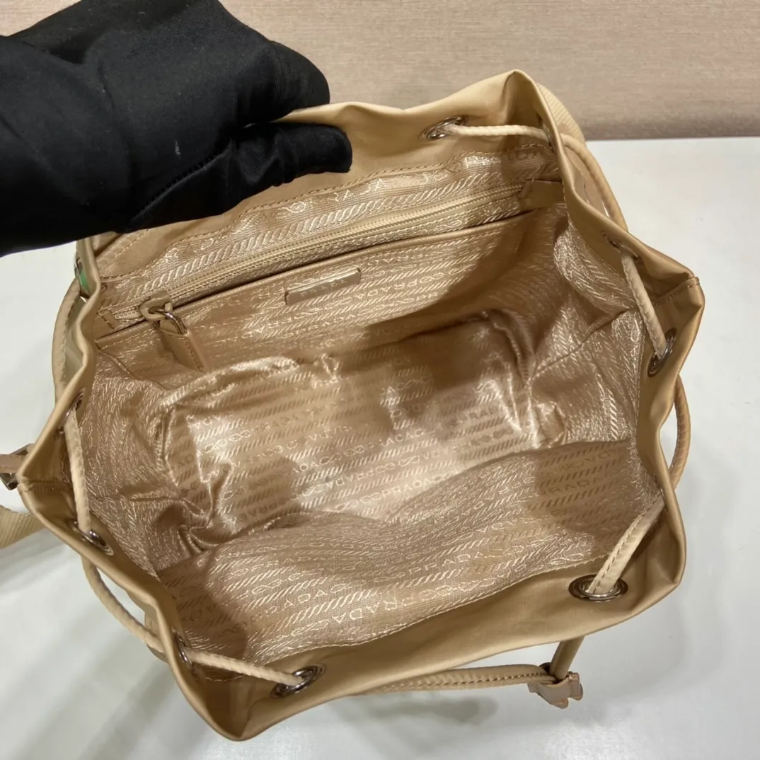 💰1000, P Jiajiao classic backpack, new color 🎉🎉, upgraded plate small size 1BZ677, small size 🙊🙊 top quality, made of imported parachute fabric + cross-grain cowhide + top-grade hardware, light and practical, fashionable + never out of date, hurry up and get it, length 28x height 23.5x bottom 12cm
