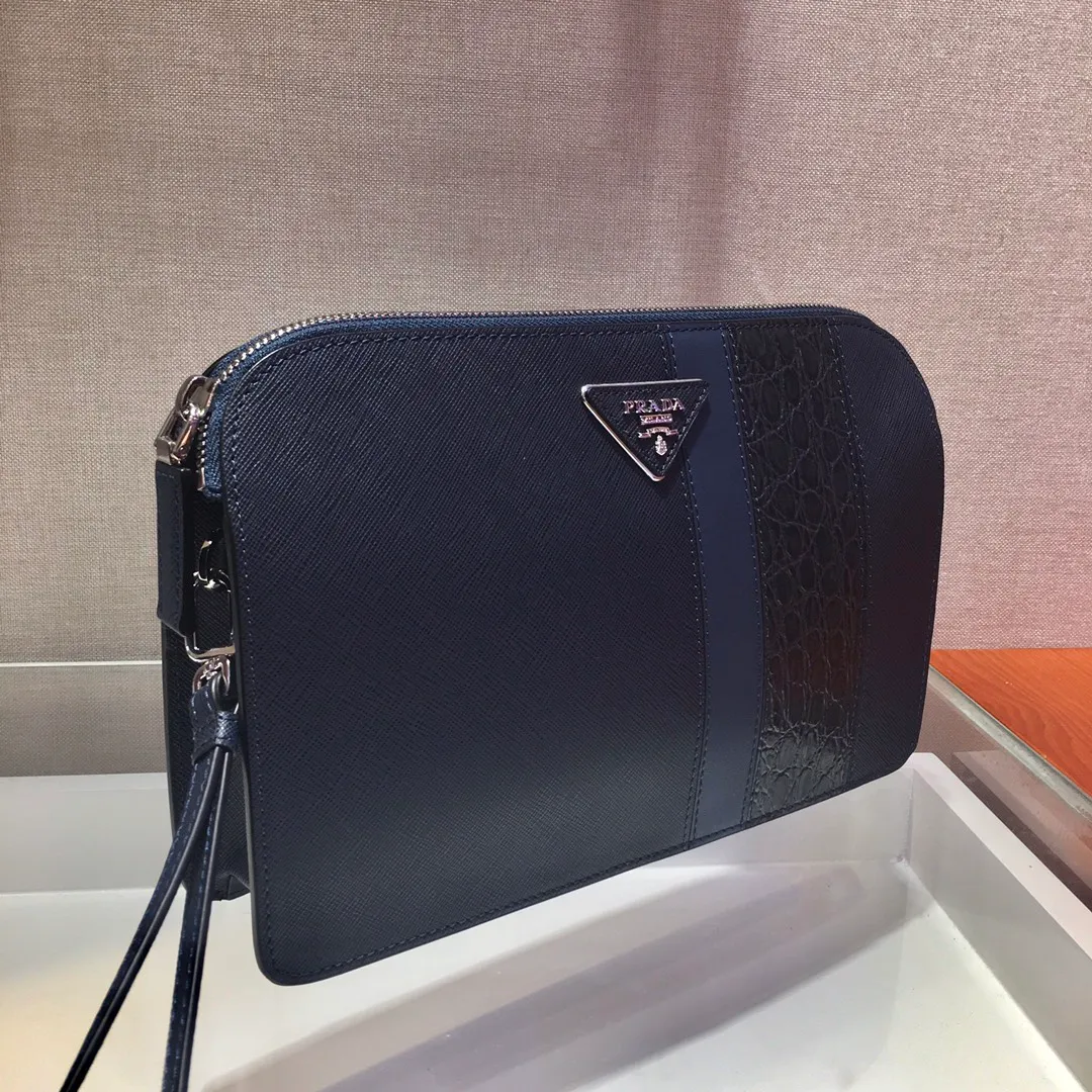 💰1060🎉New handbag🎉2VF056D men's bag, original item👍👍Made of imported Saffiano leather material, crocodile leather trim, top metal accessories, one zippered compartment, two inner pockets, one of which is zippered, six bank card slots, fabric lining, back handle, removable leather handle strap👍👍 This Saffiano leather men's handbag with crocodile leather trim makes it even more gorgeous and looks extra fashionable and elegant. Men, hurry up👏👏Length 26.5x Height 17x Bottom 5cm👏👏👏