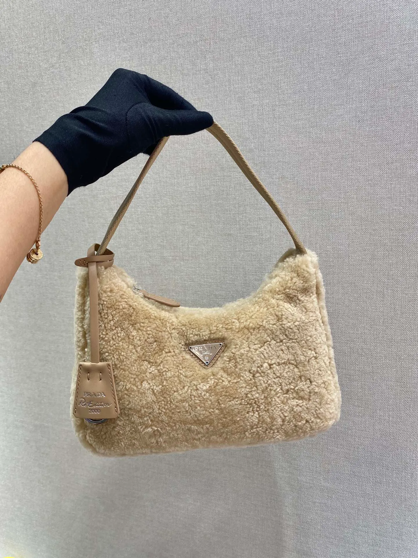 💰860🎉Plush Hobo🎉The design of this Hobo fur bag is another popular style in autumn and winter👏, you can feel its softness through the screen😘I want to hug it so fast The impulse🙊🙊It’s so cute, good-looking and extremely convenient to wear👍It looks great when carried in hand or as an armpit bag😘A must-have in winter, if you like it, hurry up and buy it🎉🎉 Style number: NE515 Length 23x Height 14x Bottom 5cm