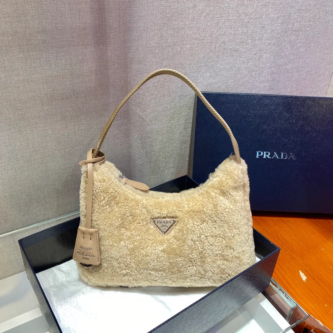 💰860🎉Plush Hobo🎉The design of this Hobo fur bag is another popular style in autumn and winter👏, you can feel its softness through the screen😘I want to hug it so fast The impulse🙊🙊It’s so cute, good-looking and extremely convenient to wear👍It looks great when carried in hand or as an armpit bag😘A must-have in winter, if you like it, hurry up and buy it🎉🎉 Style number: NE515 Length 23x Height 14x Bottom 5cm