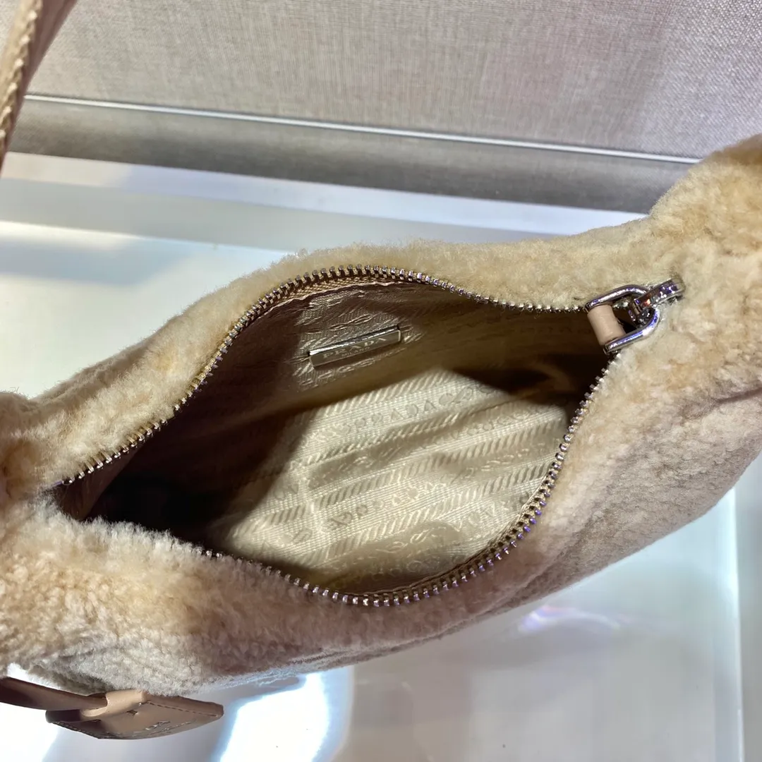 💰860🎉Plush Hobo🎉The design of this Hobo fur bag is another popular style in autumn and winter👏, you can feel its softness through the screen😘I want to hug it so fast The impulse🙊🙊It’s so cute, good-looking and extremely convenient to wear👍It looks great when carried in hand or as an armpit bag😘A must-have in winter, if you like it, hurry up and buy it🎉🎉 Style number: NE515 Length 23x Height 14x Bottom 5cm