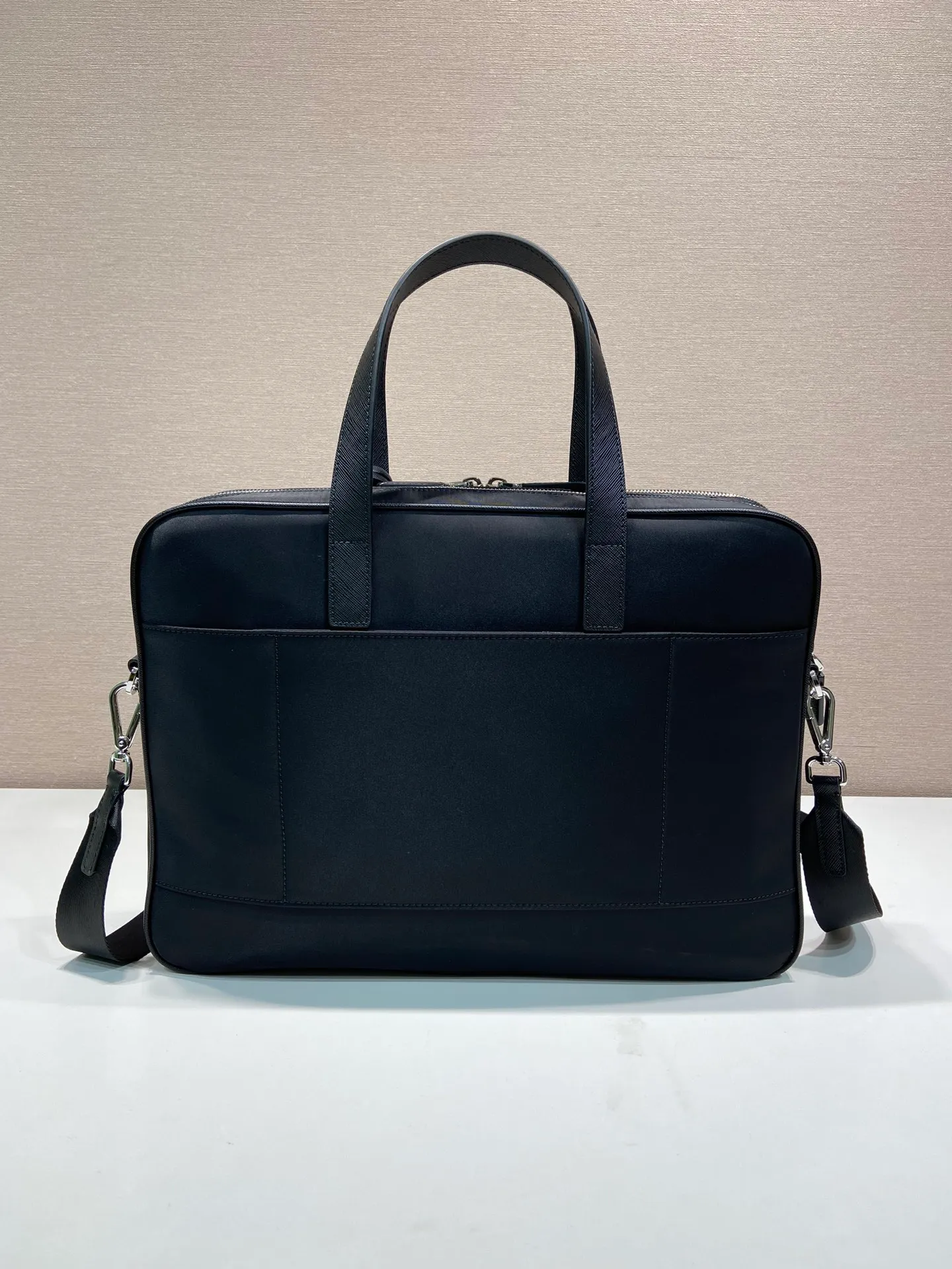💰1500🎉New briefcase🎉New 2VE005 triangle logo🎉🎉 This recycled nylon material reinterprets the classic men's briefcase, adding highlights to the new season. The briefcase is equipped with double handles and a detachable shoulder strap. The logo is a triangle logo and the details are exquisite and unique. The back can be hung on a trolley case when traveling. Very practical, simple/attractive, men😘😘 hurry up and get it👏👏 length 38x height 28x bottom 6.5cm🎉🎉🎉💰💰💰💰