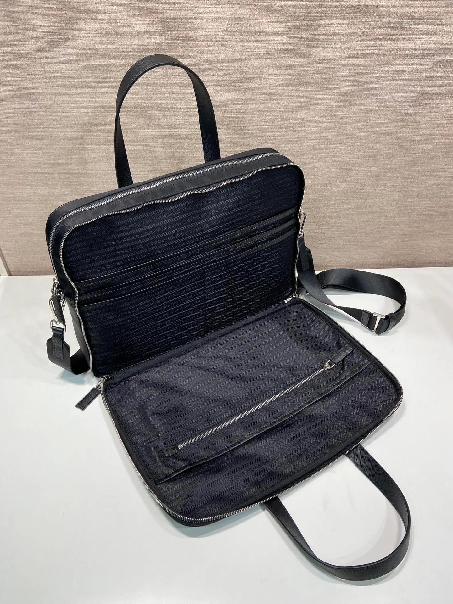 💰1500🎉New briefcase🎉New 2VE005 triangle logo🎉🎉 This recycled nylon material reinterprets the classic men's briefcase, adding highlights to the new season. The briefcase is equipped with double handles and a detachable shoulder strap. The logo is a triangle logo and the details are exquisite and unique. The back can be hung on a trolley case when traveling. Very practical, simple/attractive, men😘😘 hurry up and get it👏👏 length 38x height 28x bottom 6.5cm🎉🎉🎉💰💰💰💰