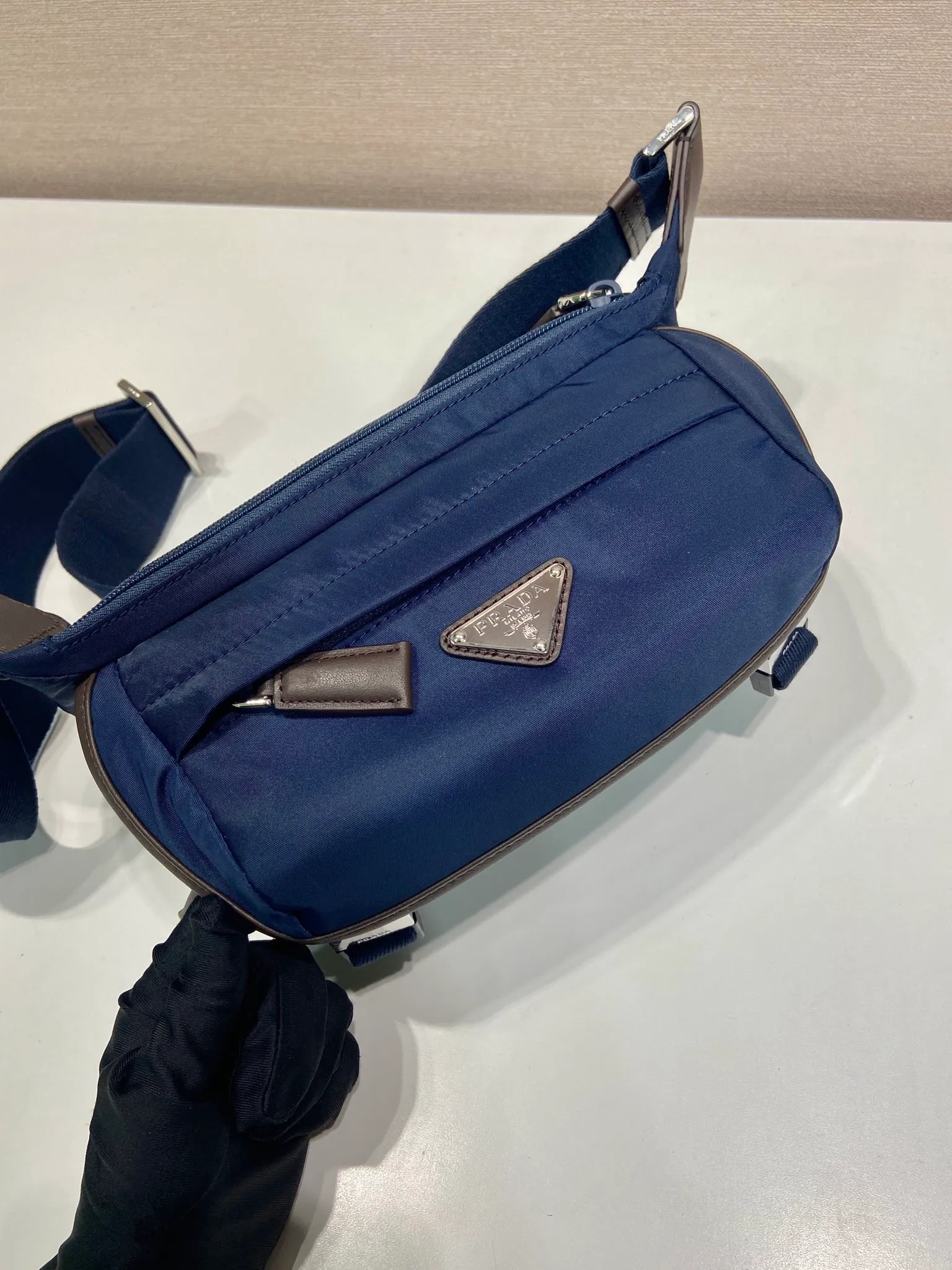 💰1120🎉Mini Messenger Bag🎉2VH171 Mini🎉🎉 This mini messenger bag adopts a sports style design, decorated with suede details/calfskin/imported nylon fabric, large capacity, and equipped with an adjustable shoulder strap. Showcase a flexible and versatile modern style. The colors are mixed and matched, very fashionable and beautiful😘😘Handsome guys, hurry up and get it🎉🎉 Length 20x Height 13x Bottom 9cm🎉🎉🎉💰💰💰