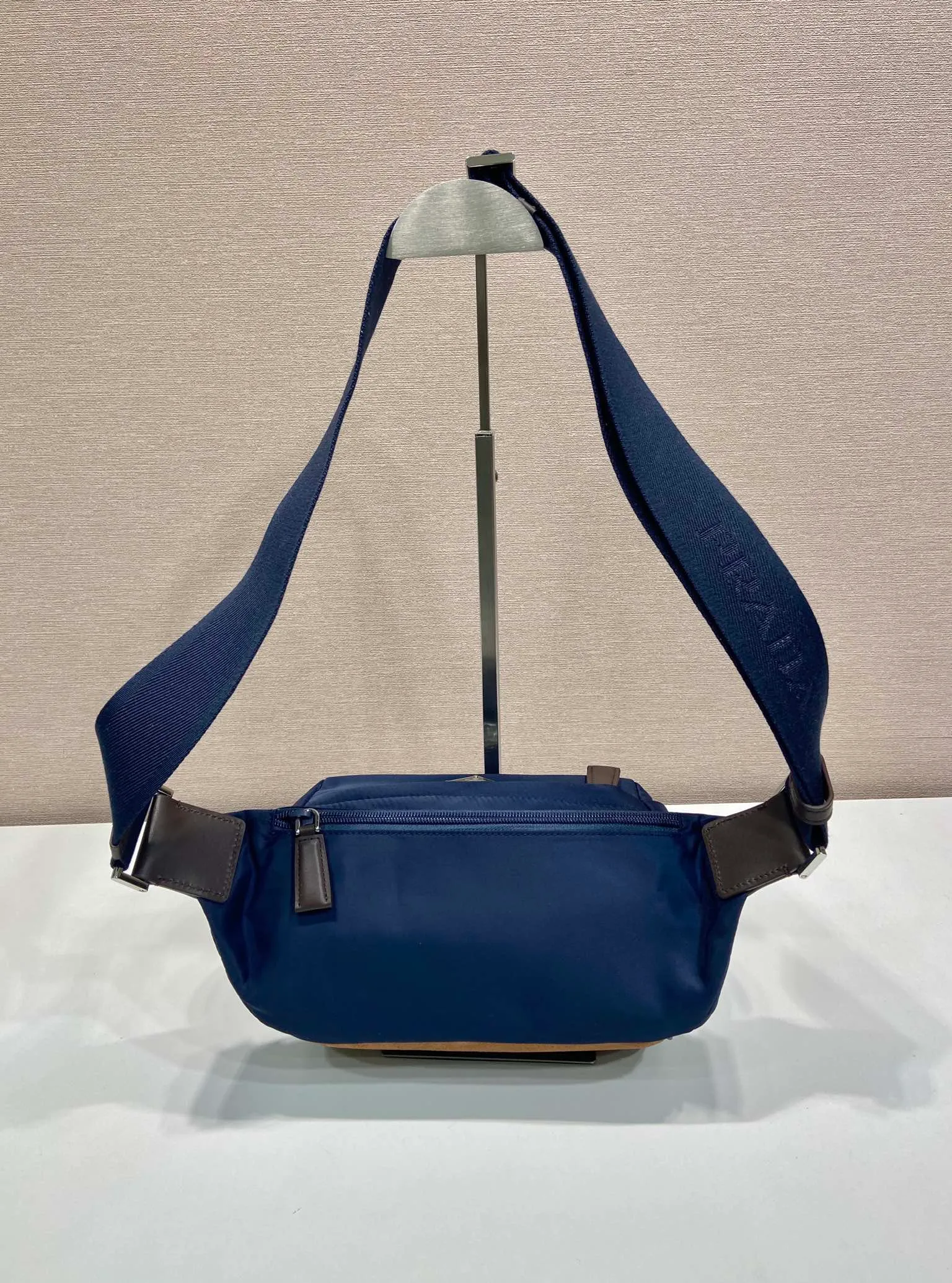 💰1120🎉Mini Messenger Bag🎉2VH171 Mini🎉🎉 This mini messenger bag adopts a sports style design, decorated with suede details/calfskin/imported nylon fabric, large capacity, and equipped with an adjustable shoulder strap. Showcase a flexible and versatile modern style. The colors are mixed and matched, very fashionable and beautiful😘😘Handsome guys, hurry up and get it🎉🎉 Length 20x Height 13x Bottom 9cm🎉🎉🎉💰💰💰