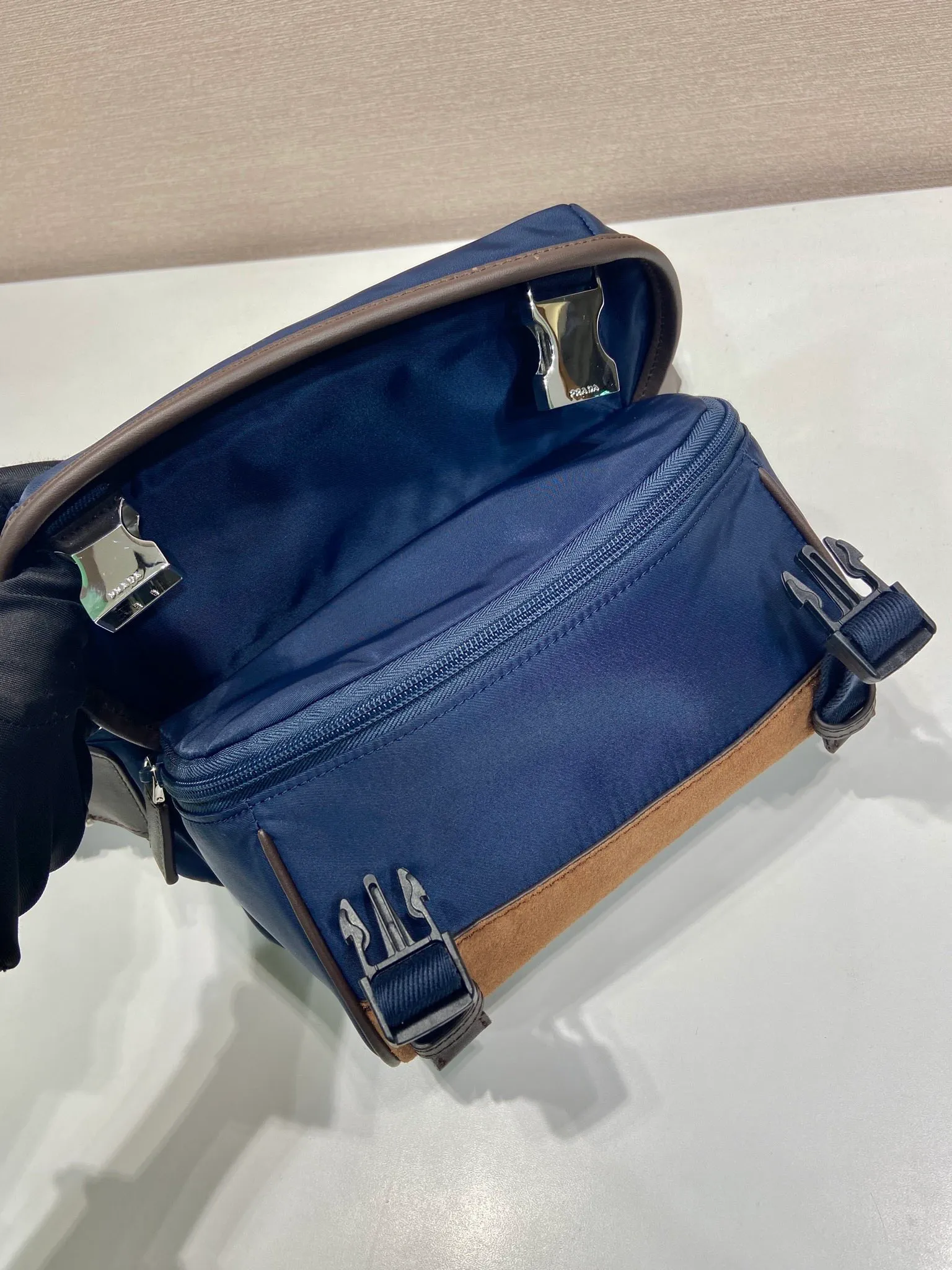 💰1120🎉Mini Messenger Bag🎉2VH171 Mini🎉🎉 This mini messenger bag adopts a sports style design, decorated with suede details/calfskin/imported nylon fabric, large capacity, and equipped with an adjustable shoulder strap. Showcase a flexible and versatile modern style. The colors are mixed and matched, very fashionable and beautiful😘😘Handsome guys, hurry up and get it🎉🎉 Length 20x Height 13x Bottom 9cm🎉🎉🎉💰💰💰