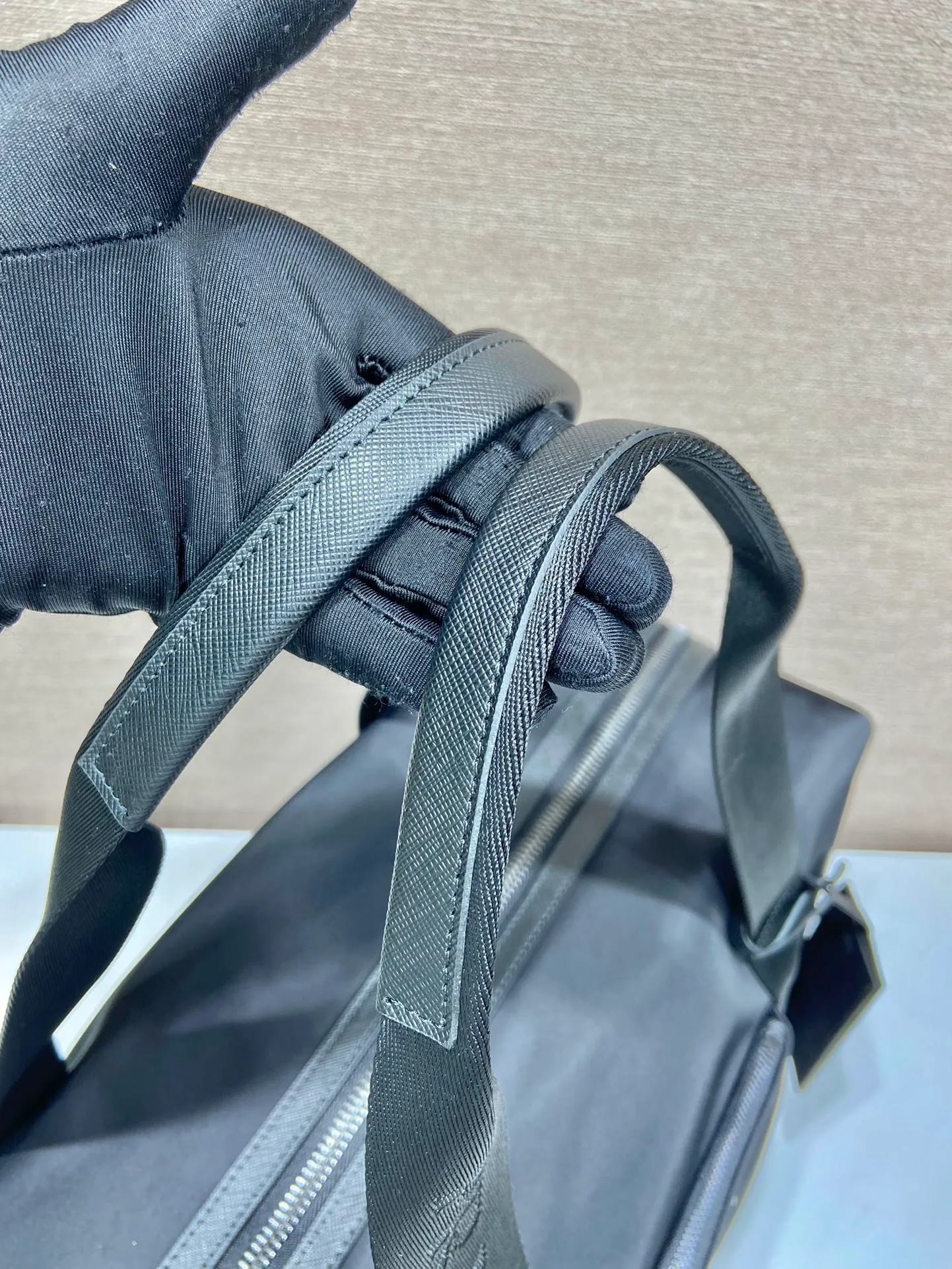 💰1260🎉Classic travel bag🎉2VC796🎉🎉 This travel bag is made of imported nylon fabric/cross-grain cowhide, woven nylon with handles, enamel triangle metal logo on the front, zipper pull and small lock/code lock🎉 One external zipper pocket, internal zipper pocket, simple and elegant. It’s no problem to carry it for daily use or on business trips😘Hurry up and get it🎉🎉 Length 44.5x Height 40x Bottom 24cm🎉🎉🎉