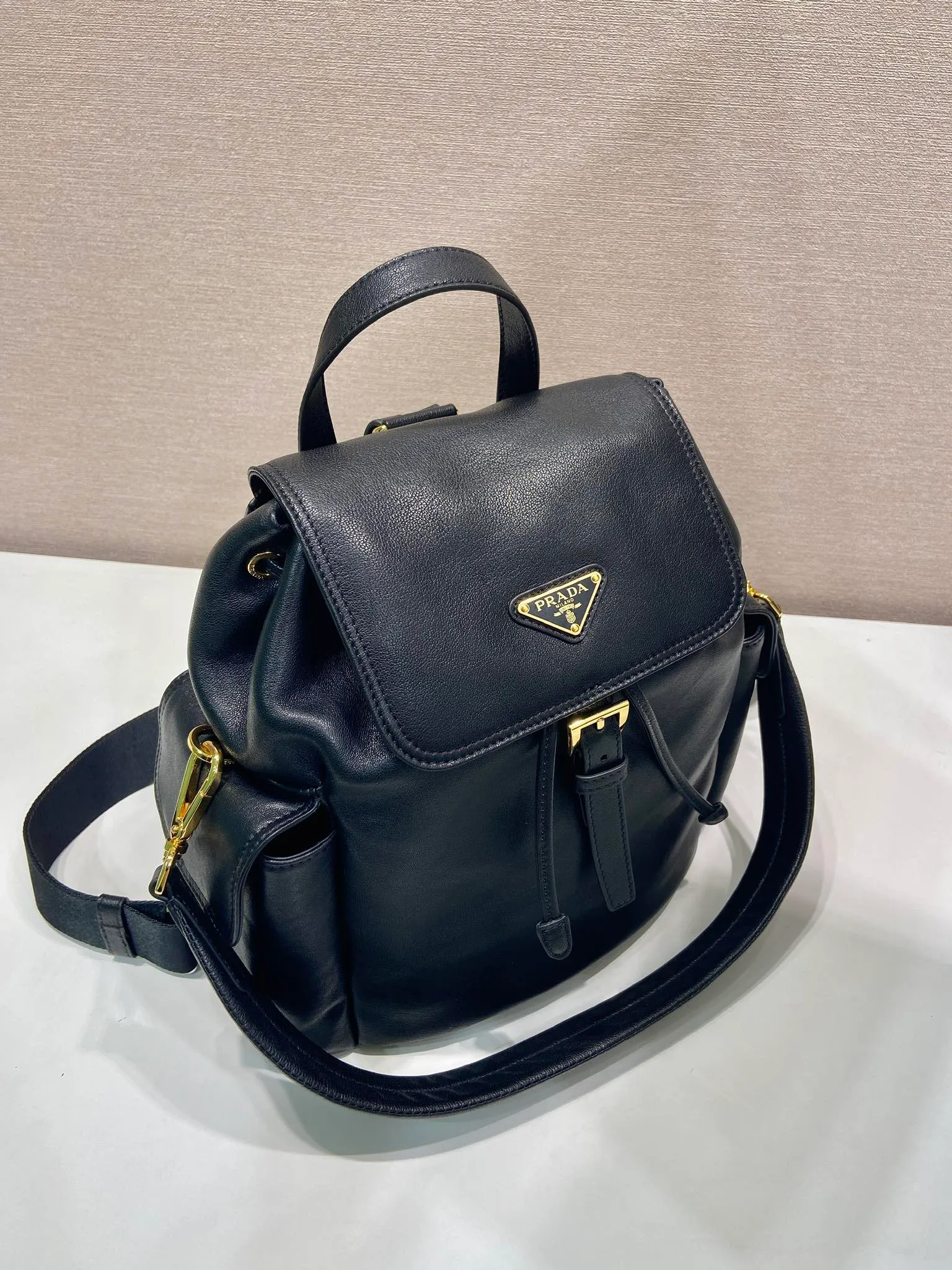 💰2040🎉New Backpack🎉1BZ080 Sheepskin🎉👌 This Explore handbag perfectly combines elegance and functionality, with a multi-pocket silhouette with soft lines. Designed for urban exploration and outdoor adventures, the style features a removable handle for shoulder carry. Imported soft sheepskin embodies the duality of design, blending technical details and sophistication. The bag is designed with a flap and side opening buckle system. It has two external pockets with a flip side opening buckle system. It has a large capacity and space. It is a popular style that will never go out of style and is available for both men and women. Hurry up and get it🎉🎉 Length 27x Height 29x Bottom 12.5cm🎉🎉🎉💰💰💰