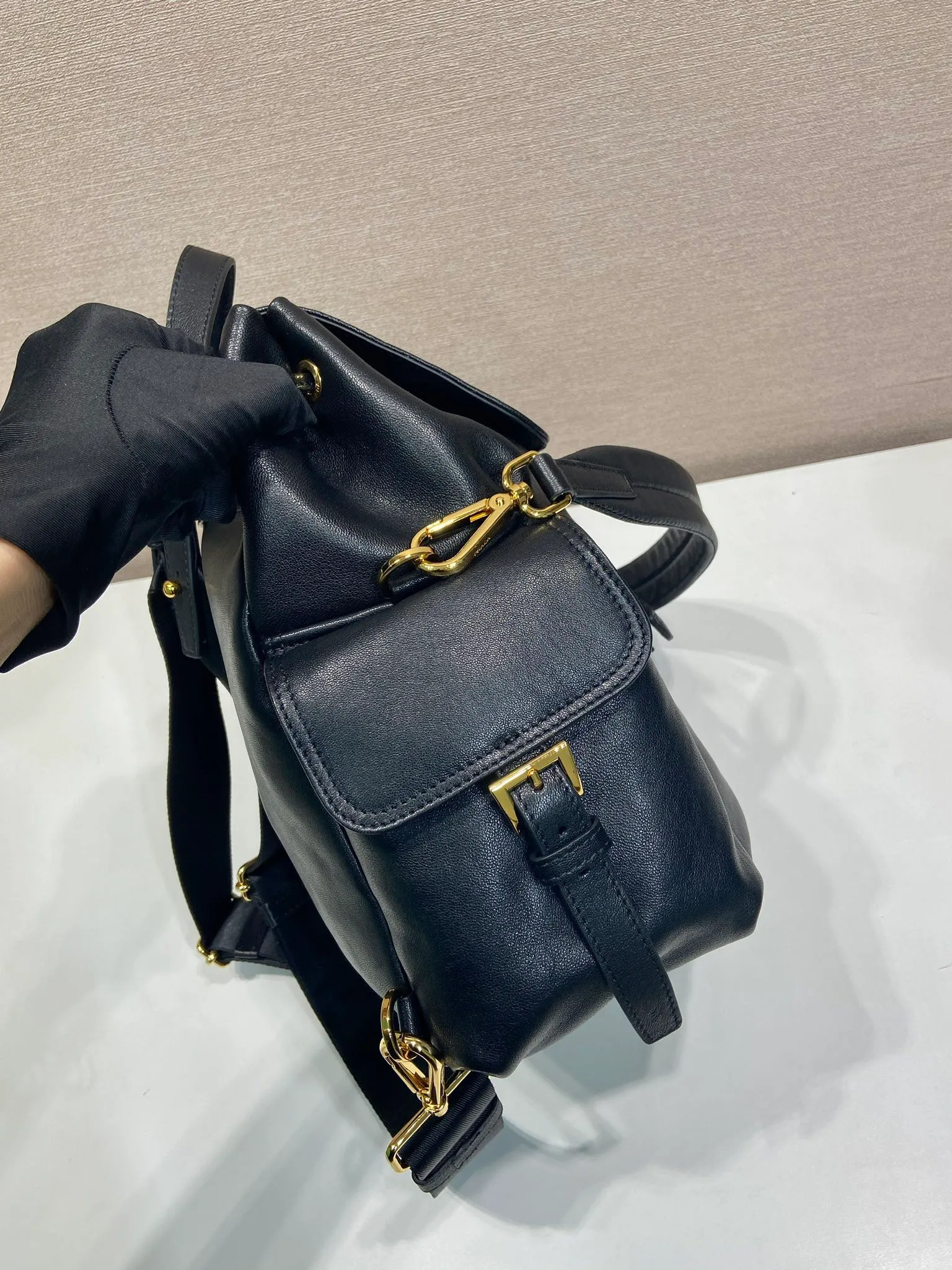 💰2040🎉New Backpack🎉1BZ080 Sheepskin🎉👌 This Explore handbag perfectly combines elegance and functionality, with a multi-pocket silhouette with soft lines. Designed for urban exploration and outdoor adventures, the style features a removable handle for shoulder carry. Imported soft sheepskin embodies the duality of design, blending technical details and sophistication. The bag is designed with a flap and side opening buckle system. It has two external pockets with a flip side opening buckle system. It has a large capacity and space. It is a popular style that will never go out of style and is available for both men and women. Hurry up and get it🎉🎉 Length 27x Height 29x Bottom 12.5cm🎉🎉🎉💰💰💰