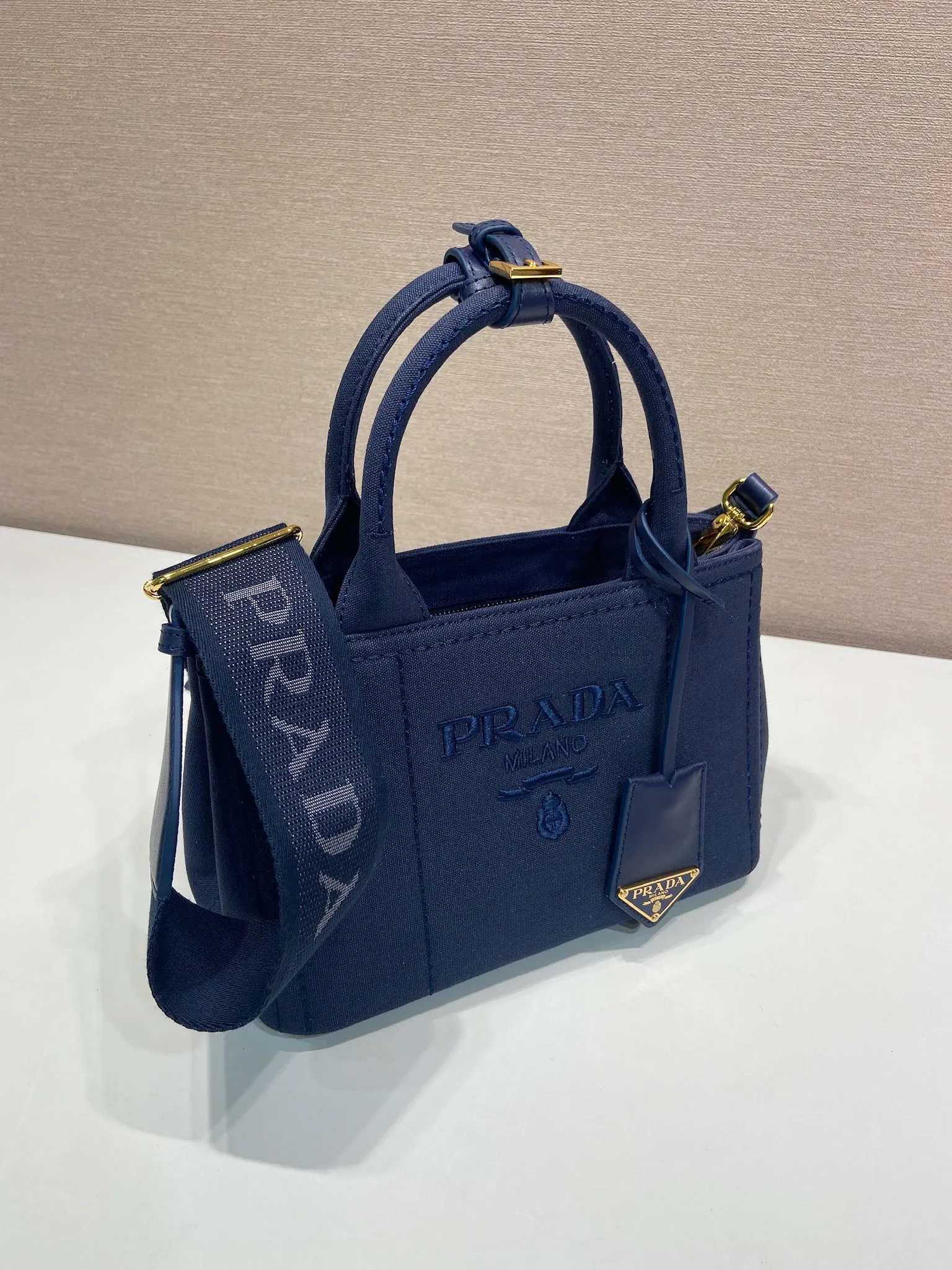💰1100🎉New handbags🎉1BA038 mini🎉🎉 Inspired by the timeless elements of nautical style, this mini handbag reinterprets the classic style. Made of cotton canvas with leather trim for a sophisticated and versatile look. Canvas handle, detachable and adjustable logo printed woven strap shoulder strap, detachable leather keychain, can be carried by hand or shoulder, large capacity, so beautiful, another timeless and popular style🎉🎉worth owning🎉🎉 Length 22x height 15x bottom 13cm🎉🎉🎉💰💰💰