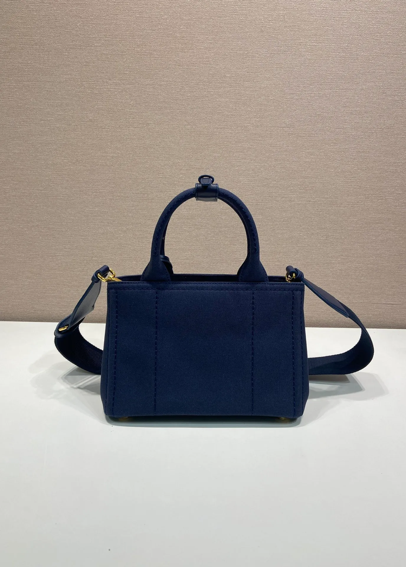💰1100🎉New handbags🎉1BA038 mini🎉🎉 Inspired by the timeless elements of nautical style, this mini handbag reinterprets the classic style. Made of cotton canvas with leather trim for a sophisticated and versatile look. Canvas handle, detachable and adjustable logo printed woven strap shoulder strap, detachable leather keychain, can be carried by hand or shoulder, large capacity, so beautiful, another timeless and popular style🎉🎉worth owning🎉🎉 Length 22x height 15x bottom 13cm🎉🎉🎉💰💰💰