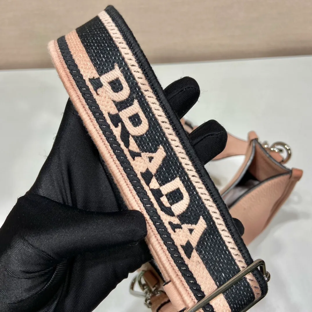 💰1600👏New double shoulder strap bag👏1BH191/tote bag This leather mini shoulder bag has a simple design. A metallic triangle logo on the front adds signature tone. Equipped with detachable logo-printed webbing and leather shoulder straps, it can be exchanged at any time for different outfits and occasions😘😘to highlight its modern style. High fashion is the main fashion for daily matching. Hurry up and get it, it’s so beautiful👏👏 Length 19x height 20x base 6cm👏