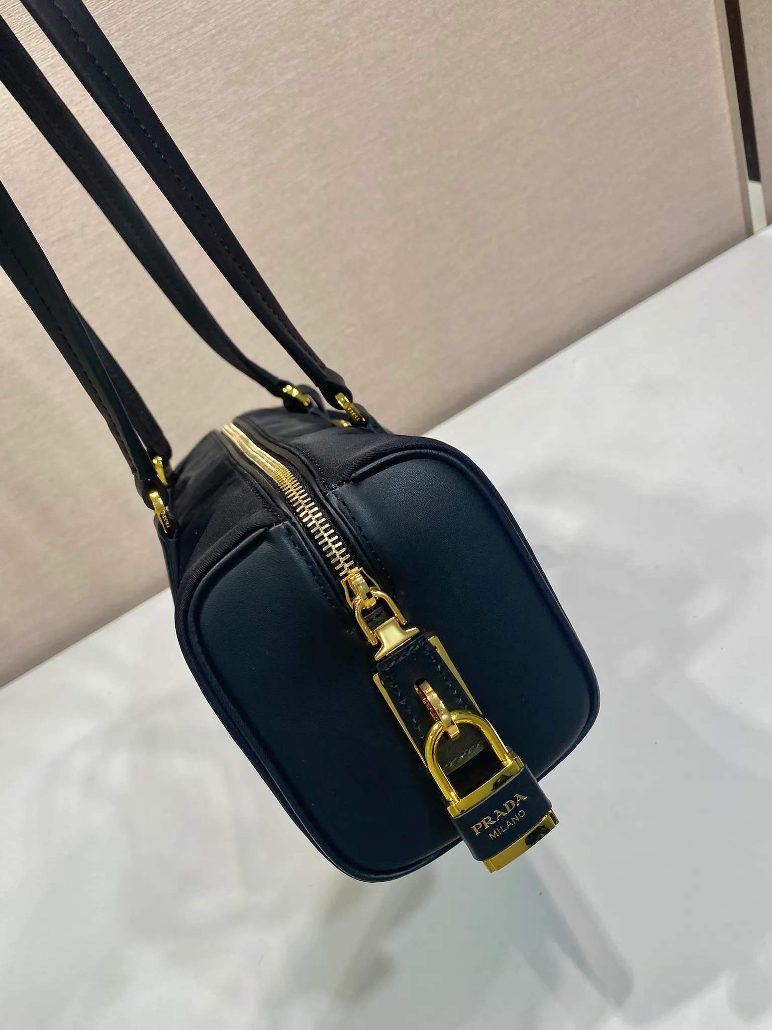 💰1260🎉New lock bag🎉1BB127 nylon fabric🎉🎉 This handbag is made of imported nylon fabric and calfskin, with an exquisite and versatile silhouette that highlights its essence. Paired with gold metal hardware, the zipper closure has an elegant padlock, making it even more chic. It has large capacity and can be carried by hand or on the shoulder. Baby, hurry up and get it🎉🎉 Length 29x Height 12.5x Bottom 10cm🎉🎉