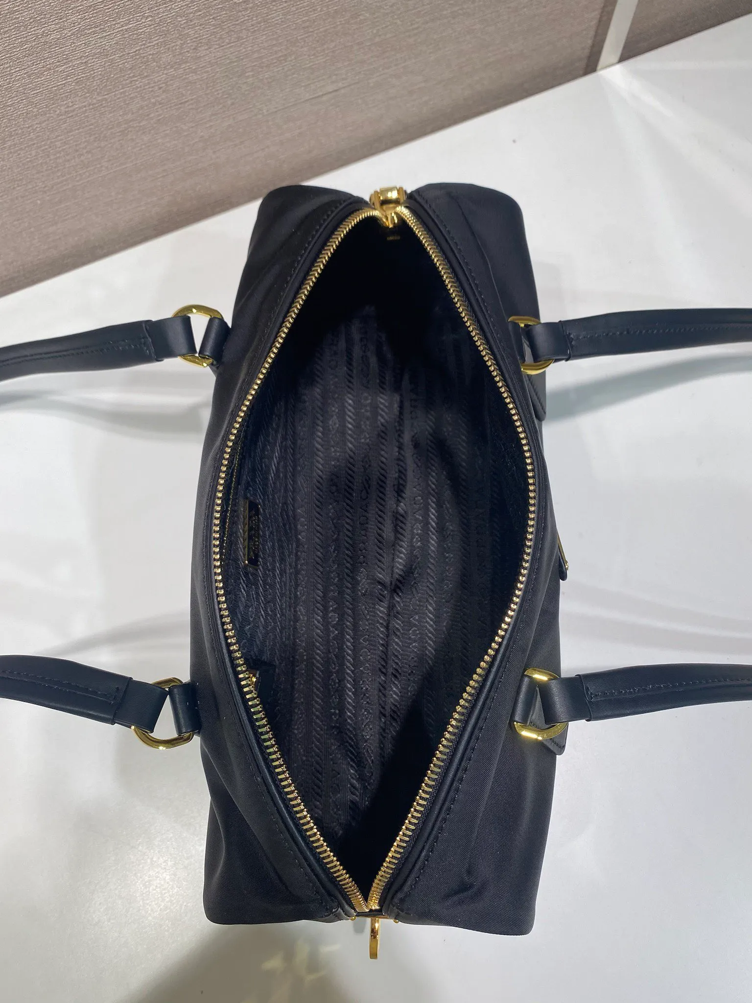 💰1260🎉New lock bag🎉1BB127 nylon fabric🎉🎉 This handbag is made of imported nylon fabric and calfskin, with an exquisite and versatile silhouette that highlights its essence. Paired with gold metal hardware, the zipper closure has an elegant padlock, making it even more chic. It has large capacity and can be carried by hand or on the shoulder. Baby, hurry up and get it🎉🎉 Length 29x Height 12.5x Bottom 10cm🎉🎉