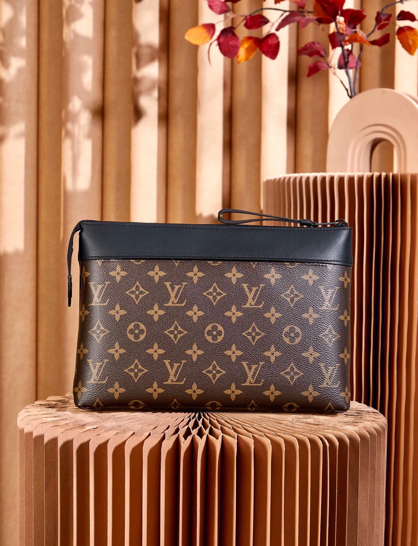 P¥460👉nfc163C01 dynamic chip version👈【Top inspection-free all-steel hardware】M82543 POCHETTE VOYAGE SOUPLE Clutch Pochette Voyage Souple Clutch is made of soft Monogram Eclipse coated canvas, and outlines the classic Pochette Voyage Clutch lines with rounded strokes, bringing a comfortable travel experience. M82543 Full leather embossed, black floral black leather, black grid black leather, presbyopic black leather, Pila brand front compartment clutch, small clutch oo [handshake] [handshake] Slim configuration with zipper compartment and magnetic back pocket. 32 x 21 x 8 cm (length x height x width)