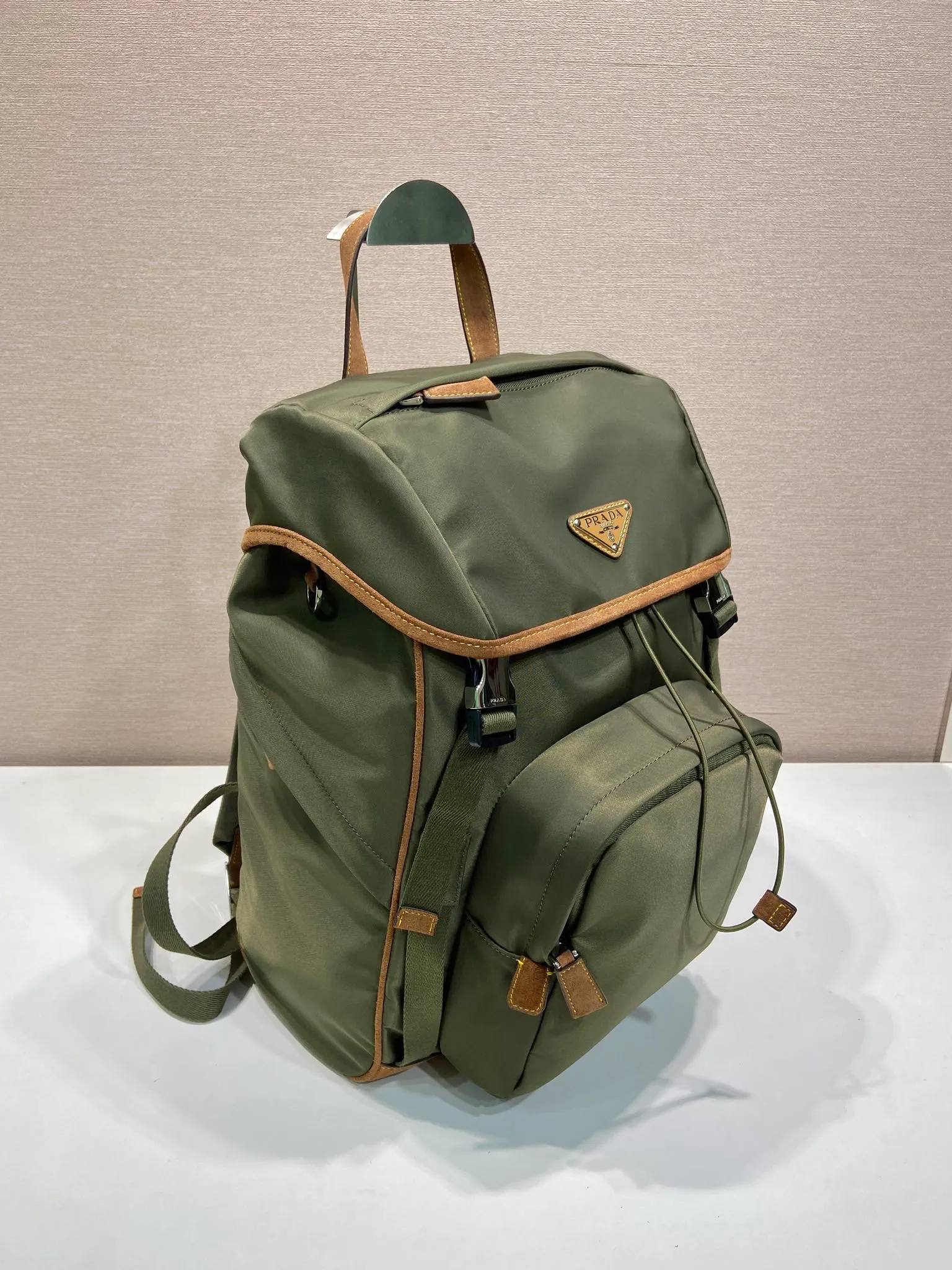 💰1460🎉New double shoulder straps🎉2VZ135 new color🎉🎉 This nylon backpack is decorated with contrasting calfskin trim, using creativity and technology to create a unique style. Multiple pockets and a technical padded back are design features. A new style among classics, fashionable and elegant👍👍Another classic that will never go out of style👏👏Length 27x Height 45x Bottom 17cm👏👏👏💰💰💰