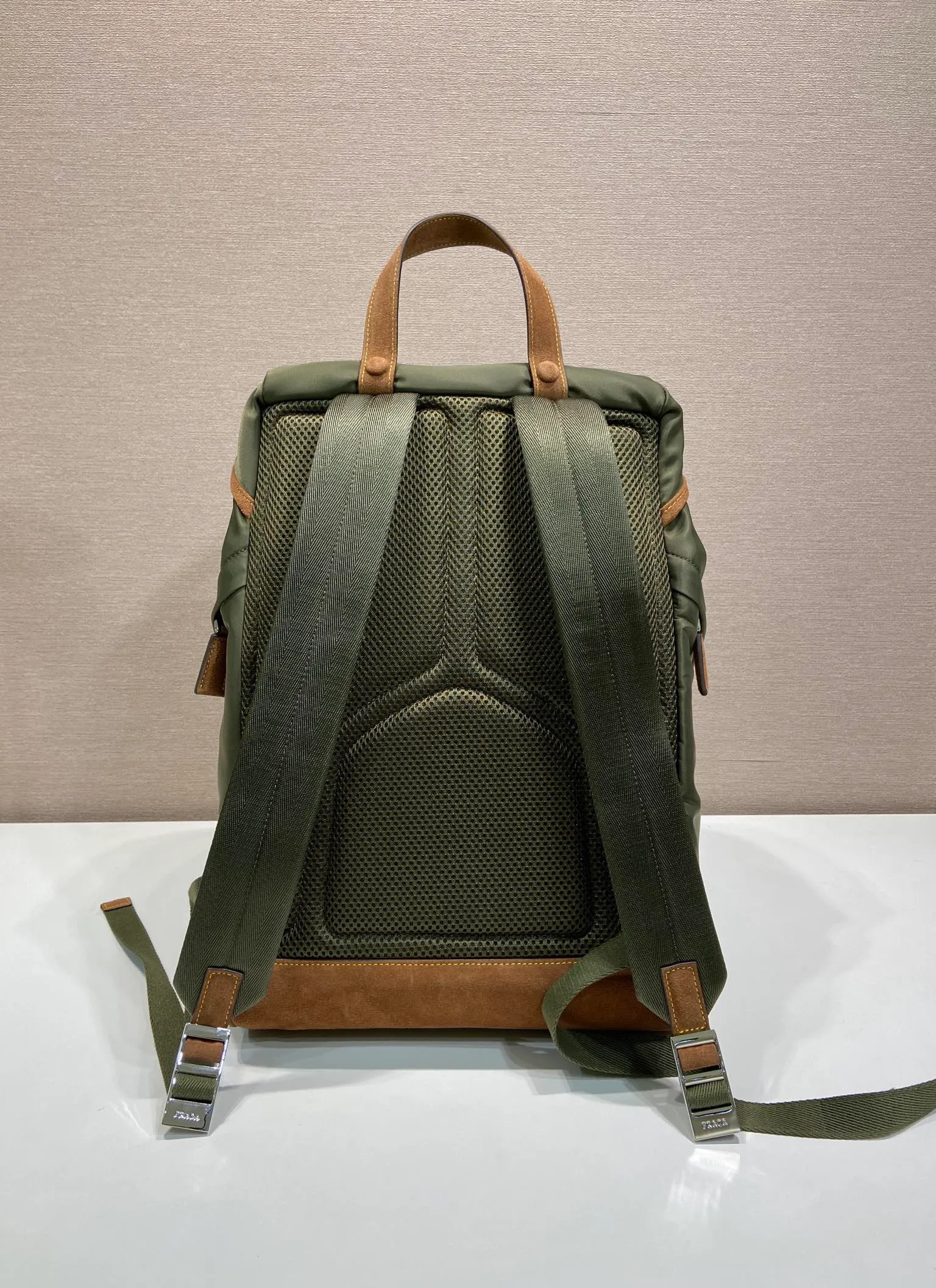 💰1460🎉New double shoulder straps🎉2VZ135 new color🎉🎉 This nylon backpack is decorated with contrasting calfskin trim, using creativity and technology to create a unique style. Multiple pockets and a technical padded back are design features. A new style among classics, fashionable and elegant👍👍Another classic that will never go out of style👏👏Length 27x Height 45x Bottom 17cm👏👏👏💰💰💰