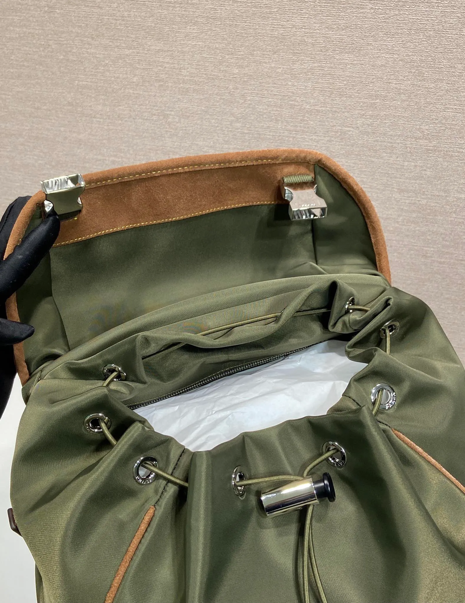 💰1460🎉New double shoulder straps🎉2VZ135 new color🎉🎉 This nylon backpack is decorated with contrasting calfskin trim, using creativity and technology to create a unique style. Multiple pockets and a technical padded back are design features. A new style among classics, fashionable and elegant👍👍Another classic that will never go out of style👏👏Length 27x Height 45x Bottom 17cm👏👏👏💰💰💰