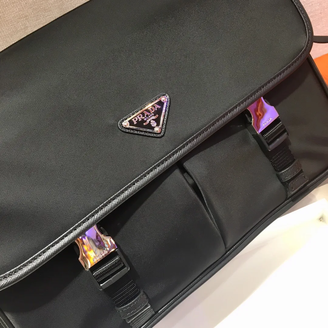 💰1120🎉New 2VD768B 🎉Original item👍👍This nylon flap handbag is decorated with classic Saffiano leather trim, equipped with two side opening buckles, and decorated with the iconic triangle metal logo, highlighting the fashionable design style, using imported nylon and Saffiano Made of leather, two front pockets, one of which has a zippered back zipper pocket, two internal mobile phone pockets, and adjustable nylon logo jacquard shoulder strap, a classic and fashionable messenger bag😘😘Men’s favorite👏👏Length 32x Height 24x Bottom 12cm👍👍